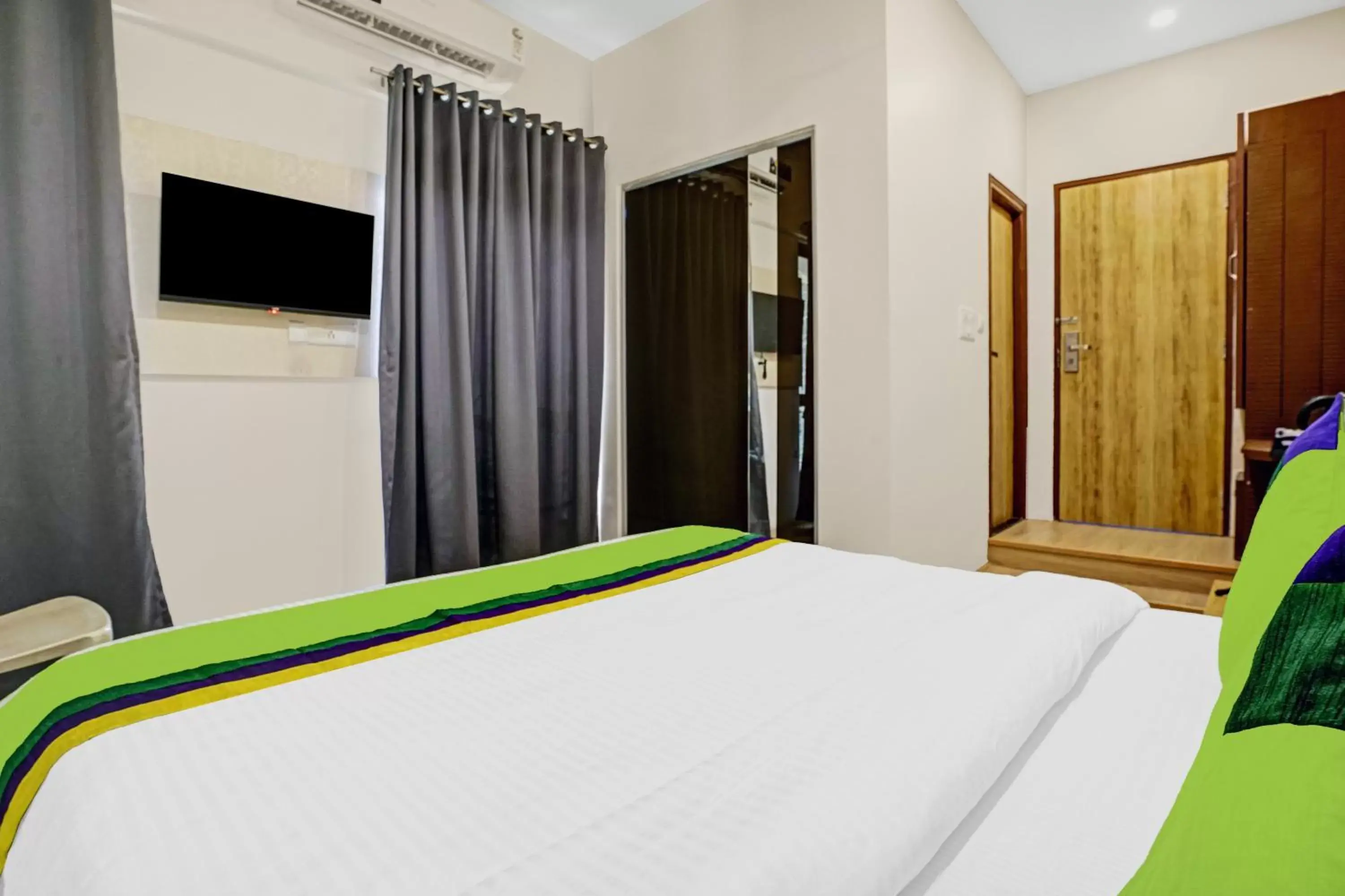 Standard Double Room - single occupancy in Treebo Trend Freedom Star, Vile Parle Standard Double Room - single occupancy in Treebo Trend Freedom Star, Vile Parle