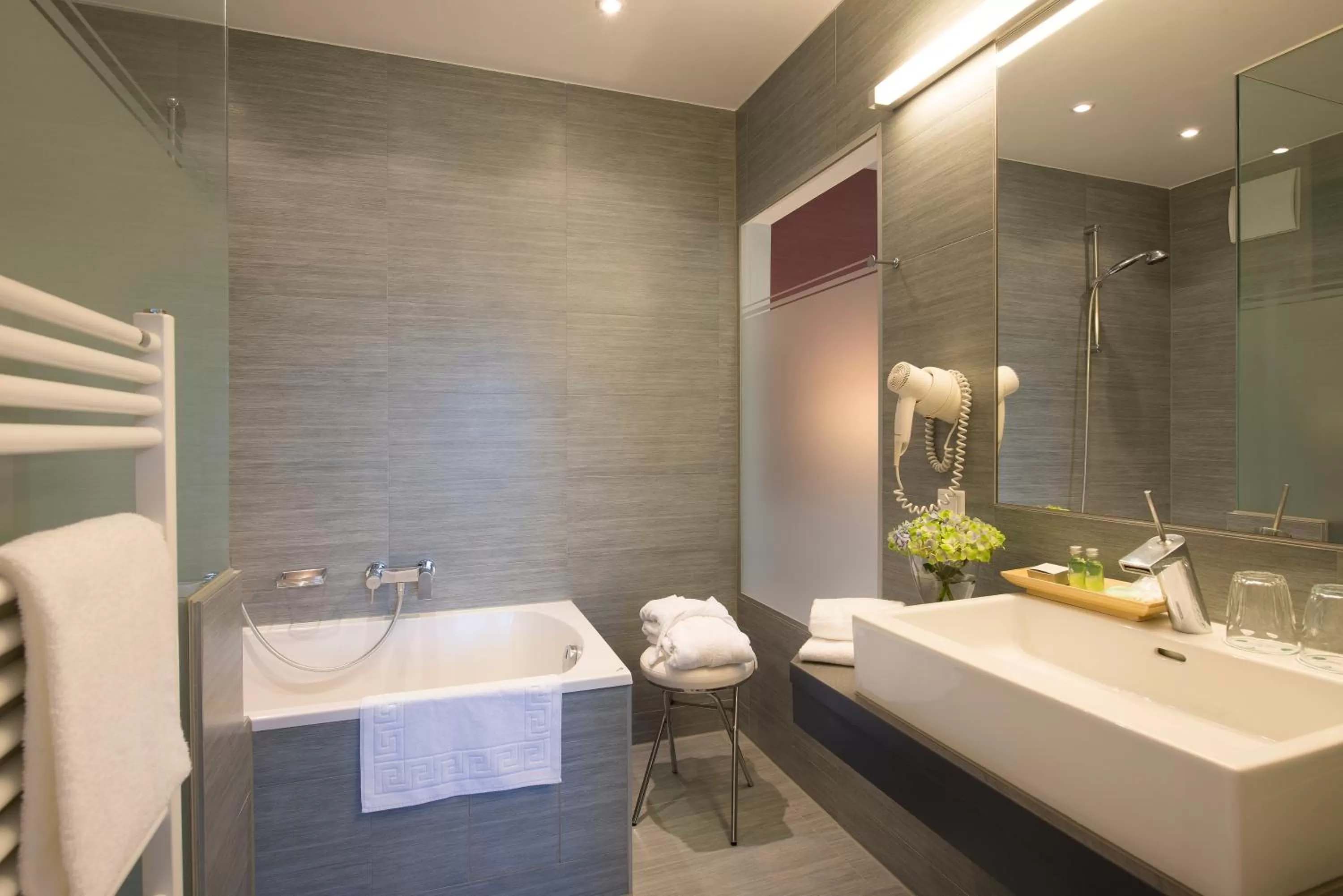 Bathroom in Romantik Hotel Die Gersberg Alm mit Panoramablick auf Salzburg