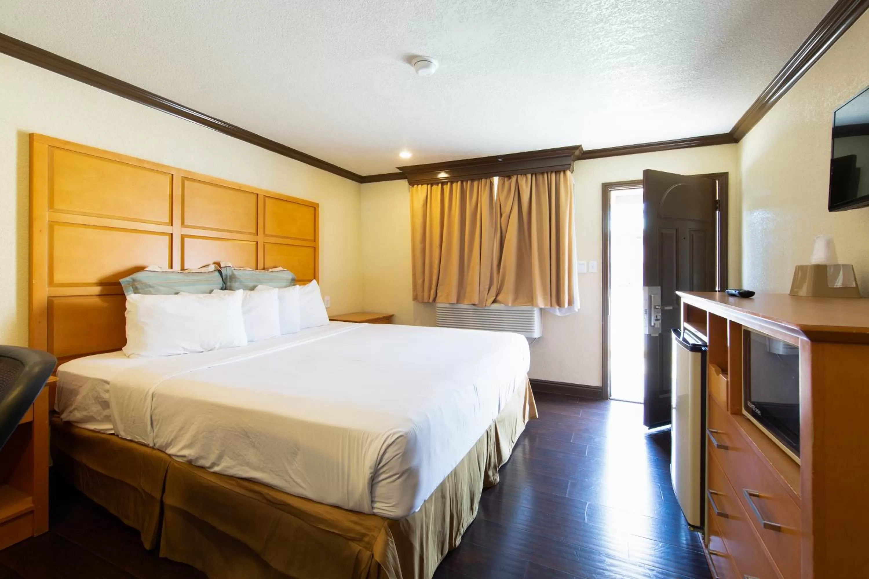 Photo of the whole room, Bed in Travel Lodge by Wyndham Merced Yosemite