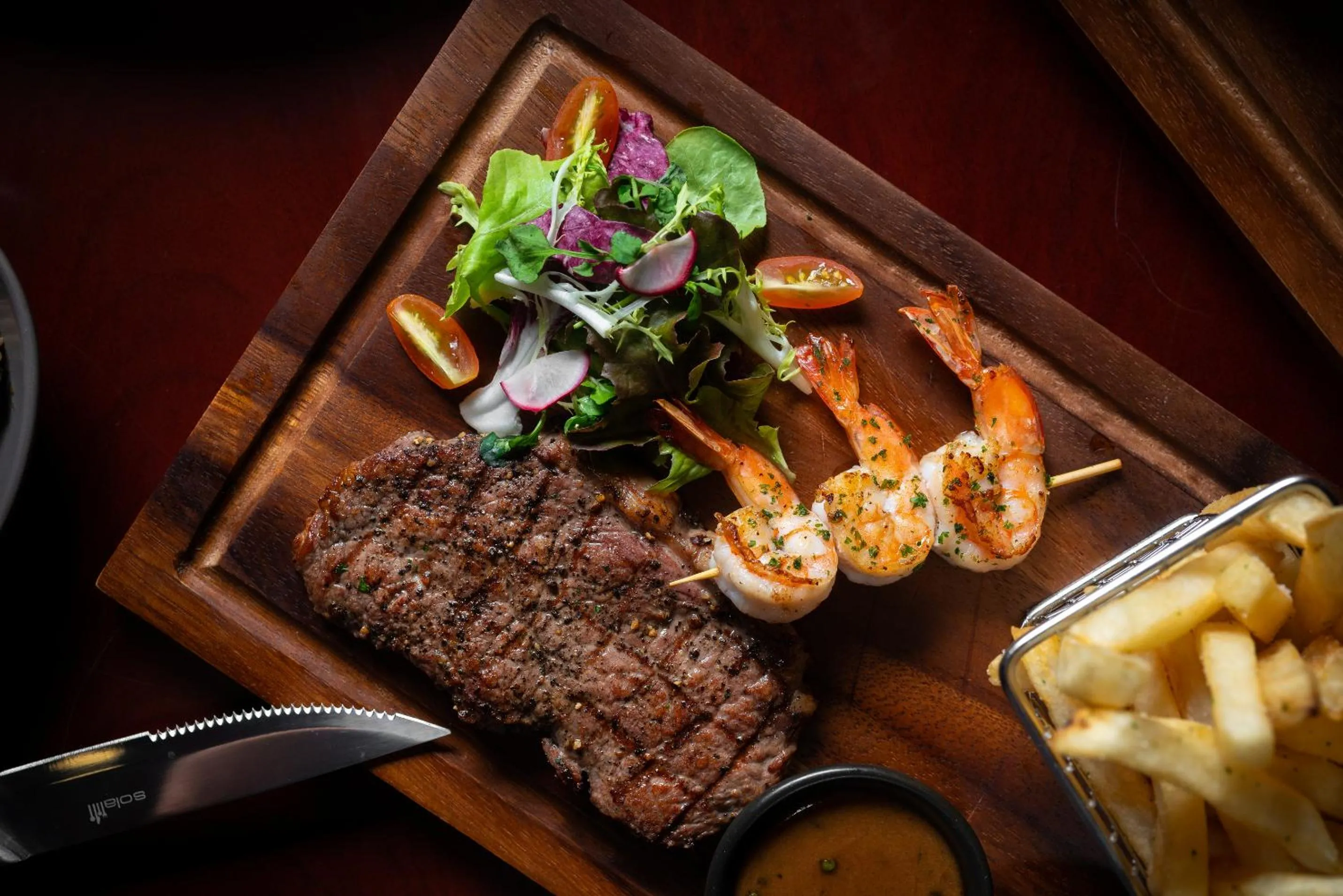 Food and drinks in THE PRIVILEGE FLOOR by Lotus Blanc