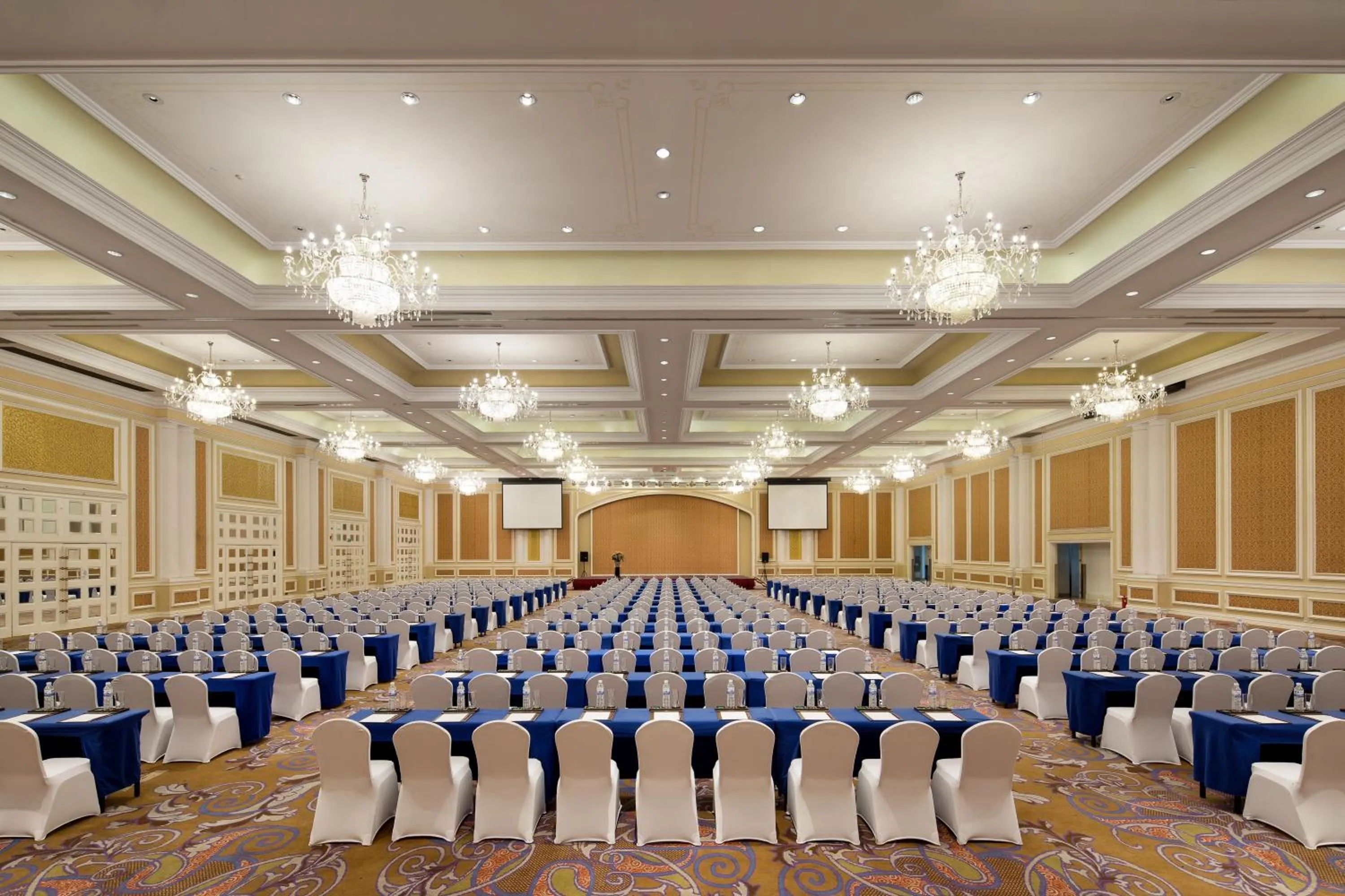 Meeting/conference room in Crowne Plaza Ocean Spring Resort by IHG