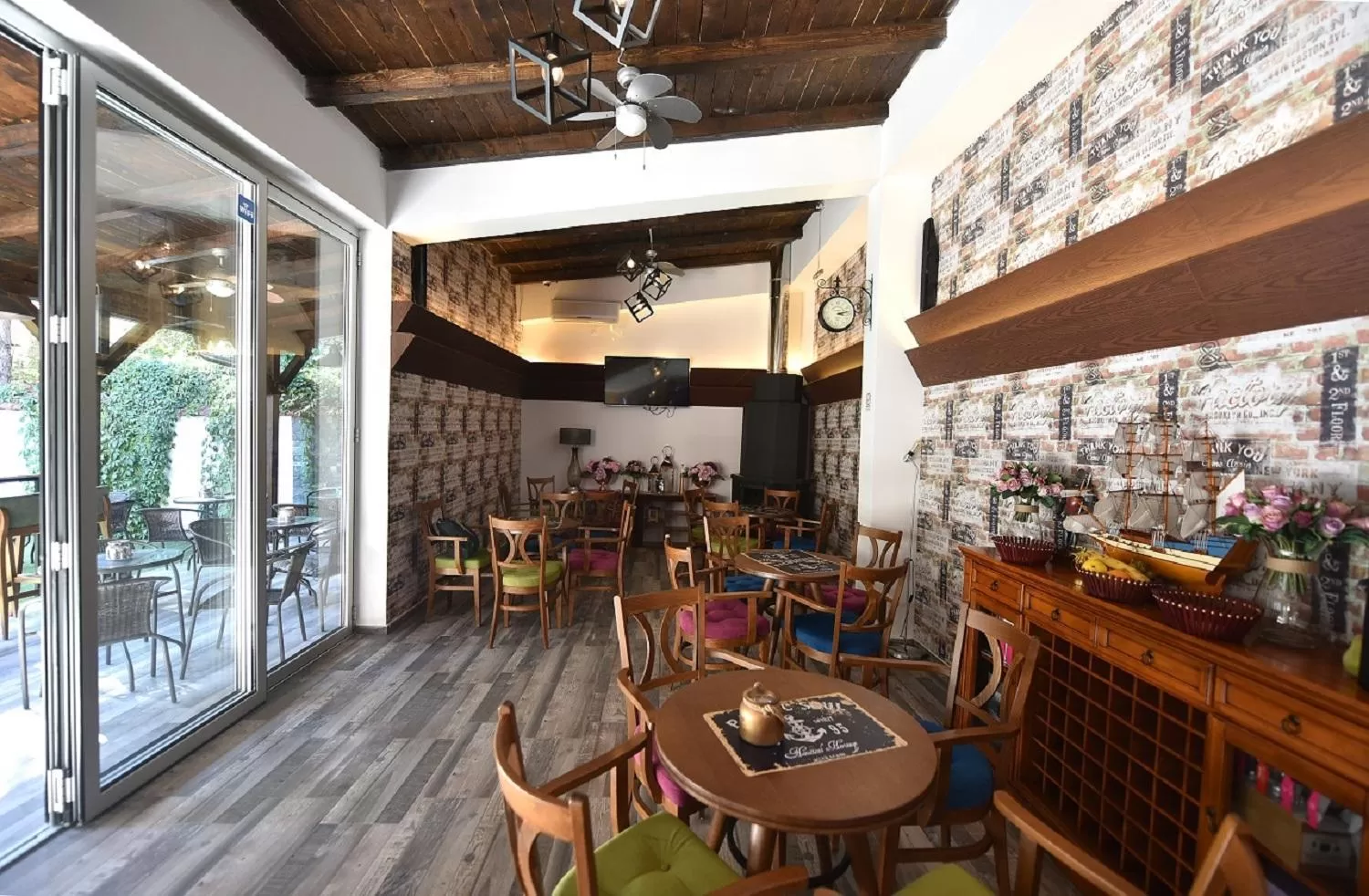 Restaurant/Places to Eat in Villa Nina Hotel & Lounge bar