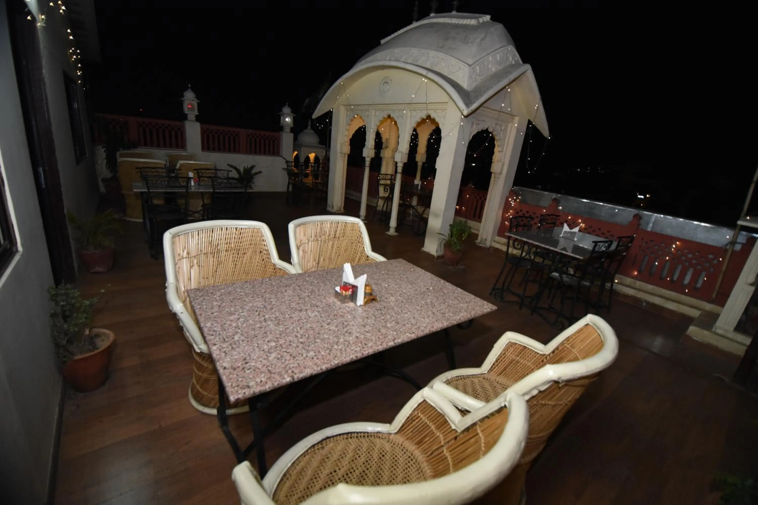 Restaurant/places to eat in Hotel Vaishnavi