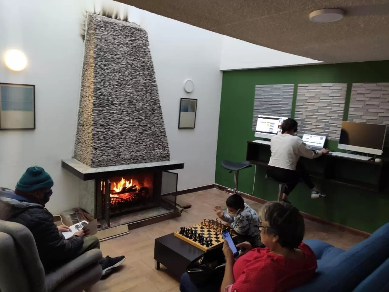 People in acogedor Hostal usaquen la parada del tren