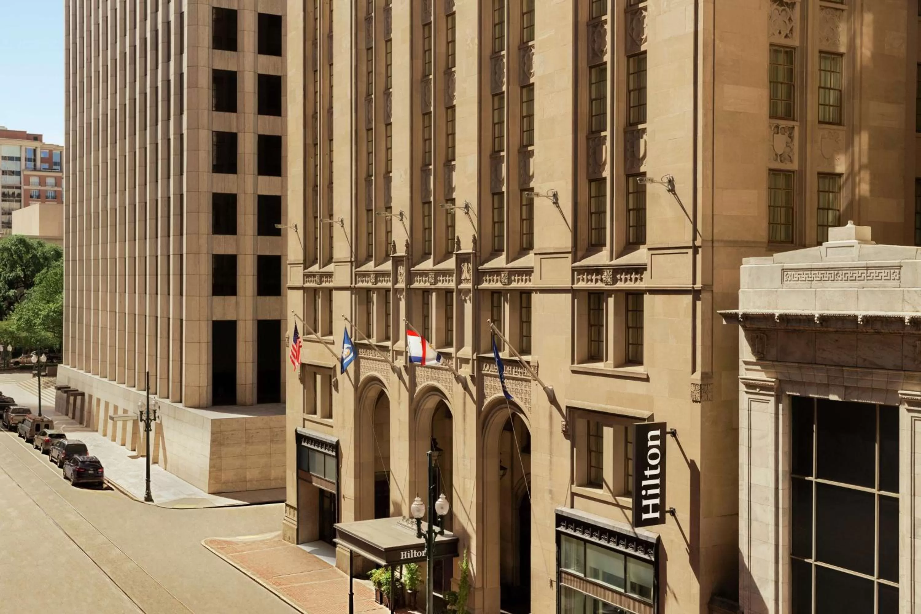 Property building in Hilton New Orleans / St. Charles Avenue