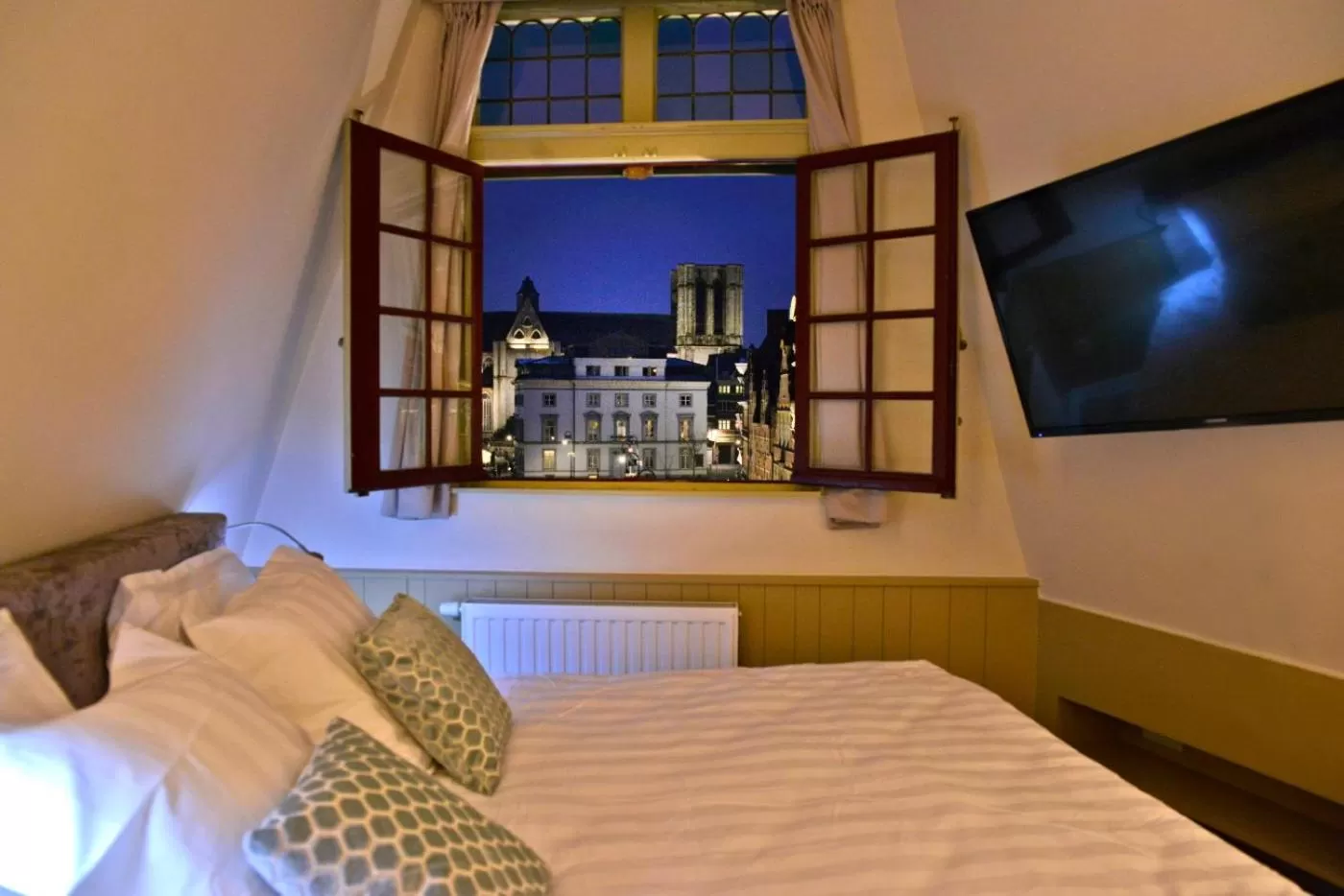 Bed in Rooms With A View