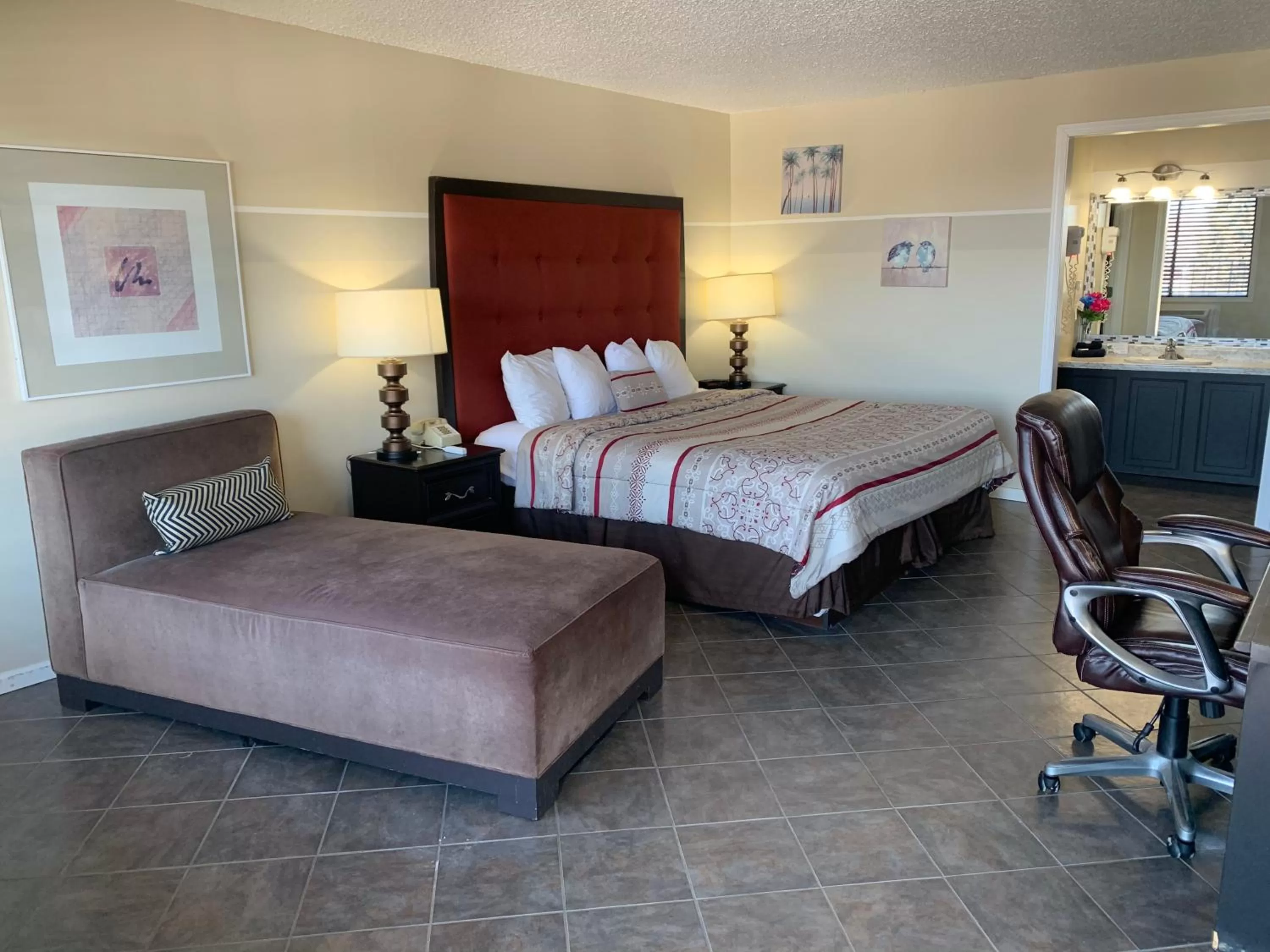 Photo of the whole room, Bed in Geneva Wells Inn