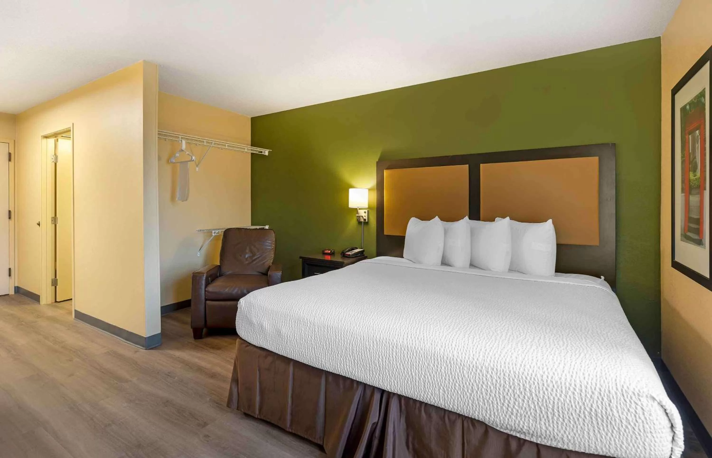 Bedroom, Bed in Extended Stay America Select Suites - St Louis - Airport - Central