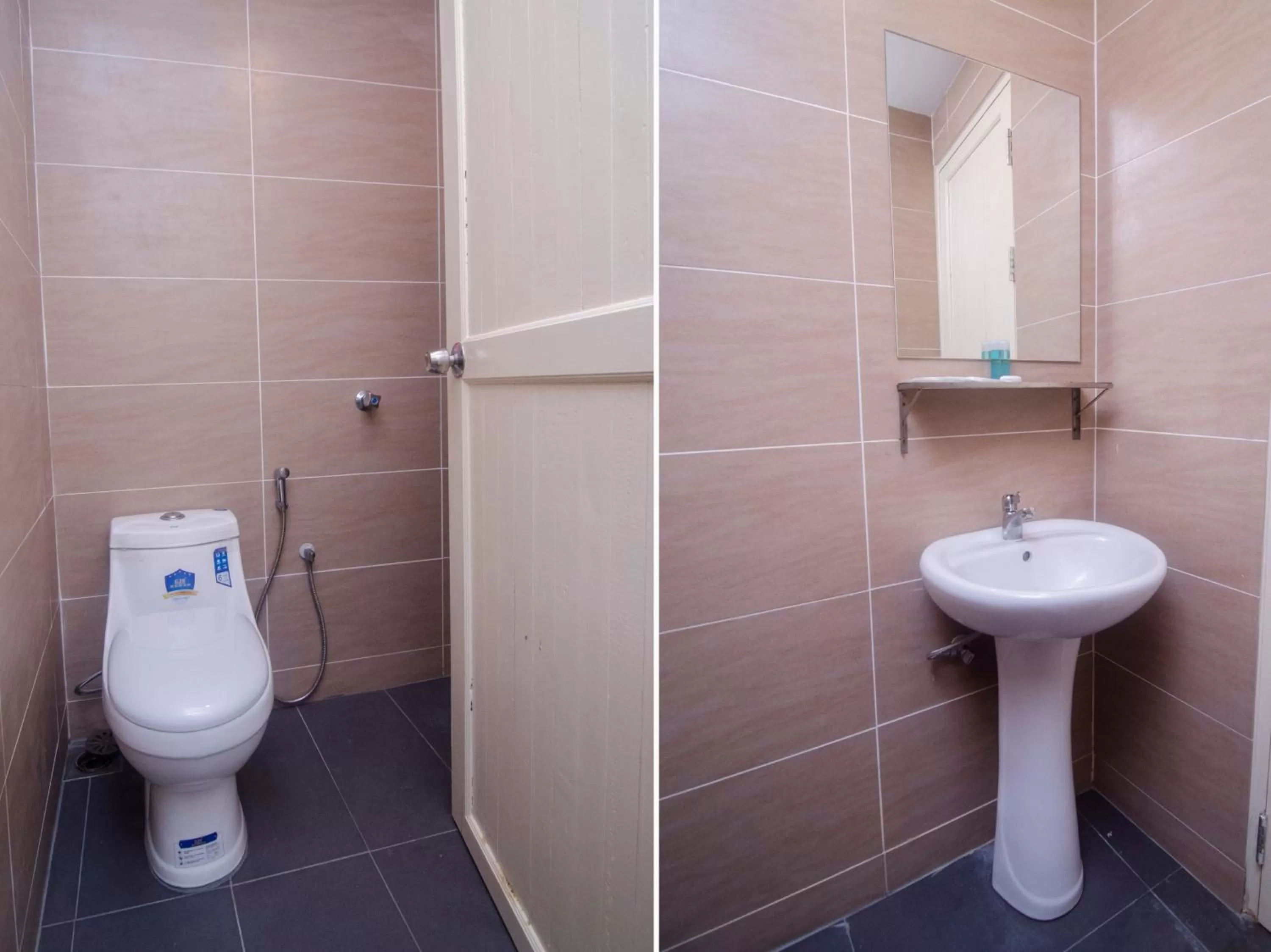 Bathroom in OYO 836 Mandurah Room & Cafe