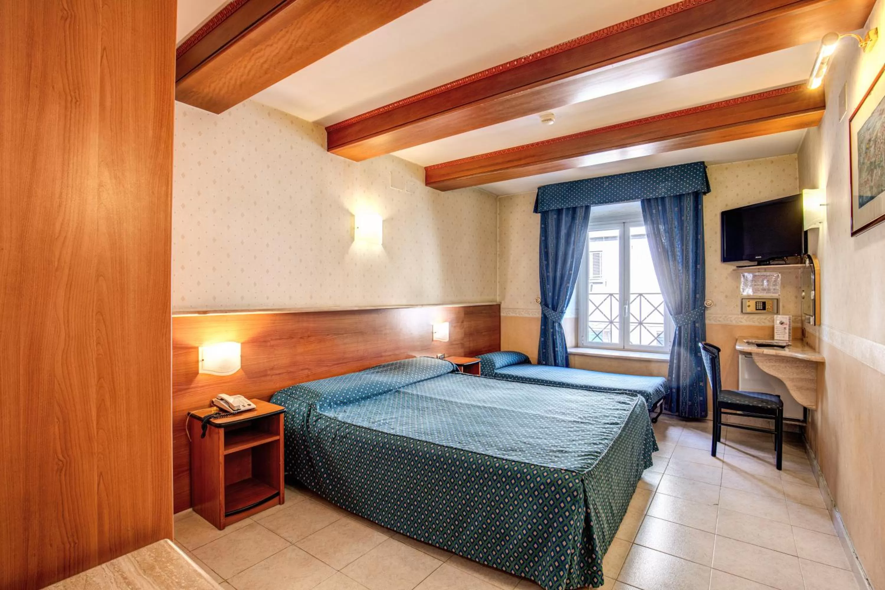 Photo of the whole room, Bed in Hotel Verona Rome