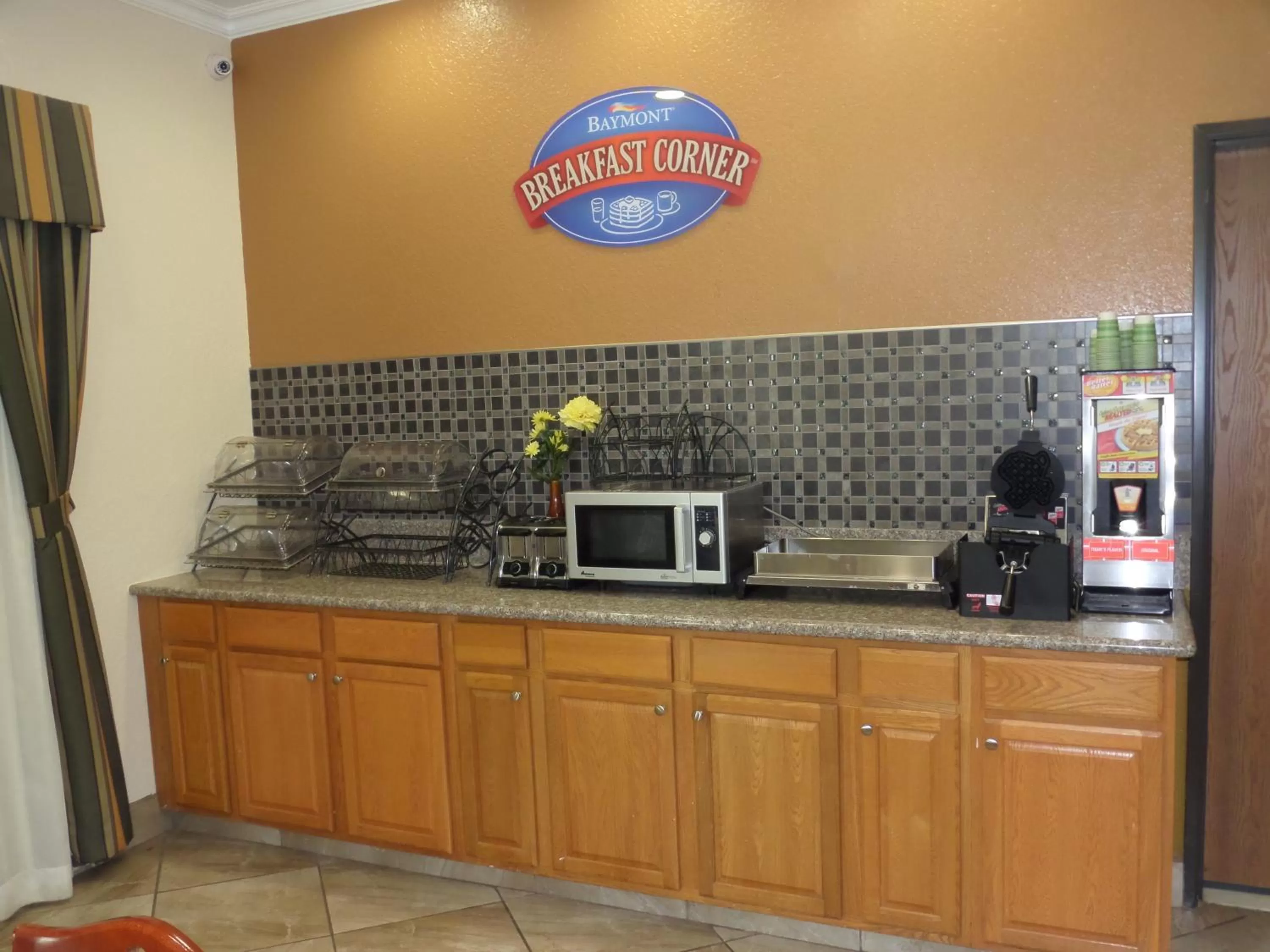 Food and drinks in Baymont by Wyndham Pearsall