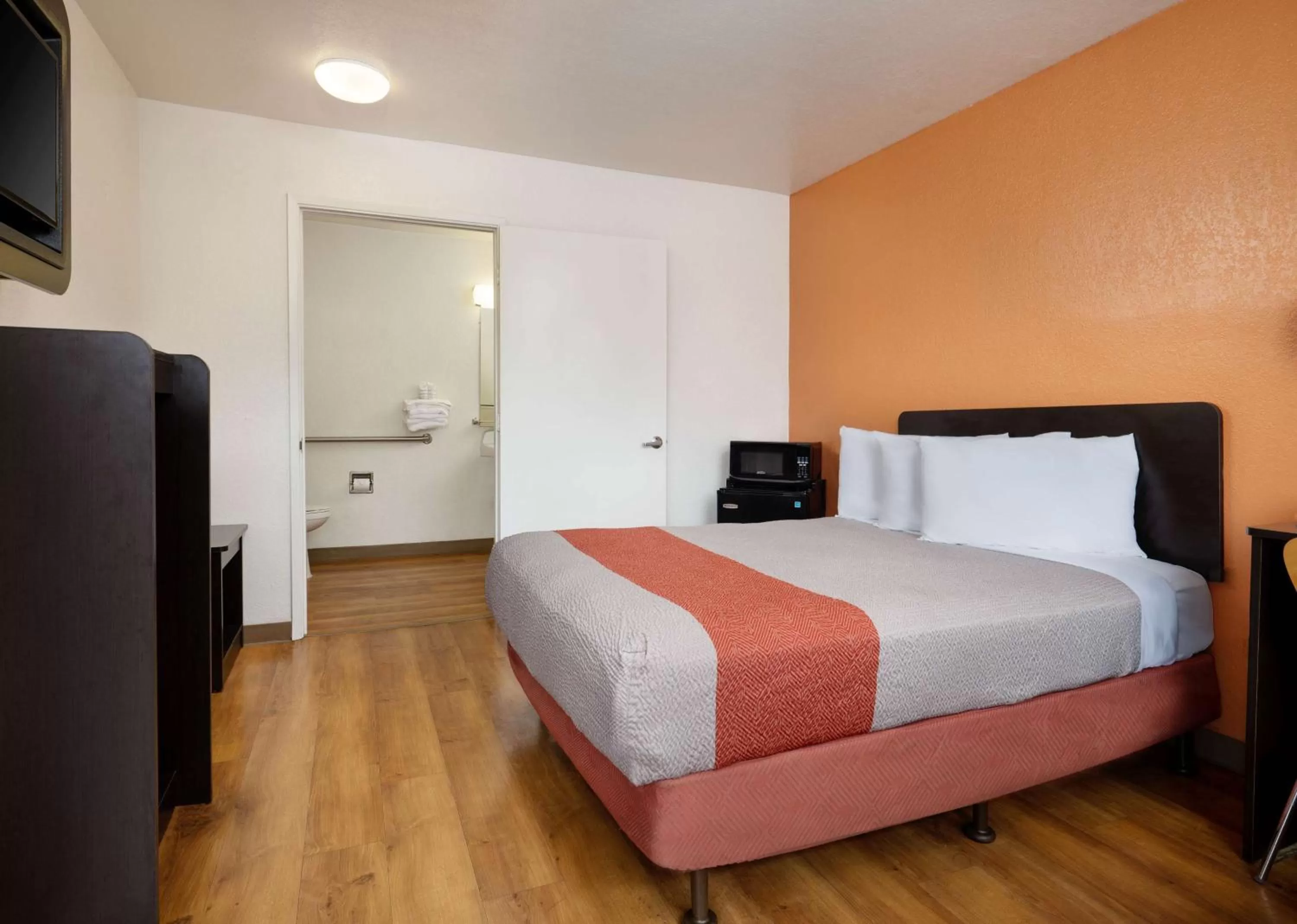 Photo of the whole room, Bed in Motel 6-Camarillo, CA