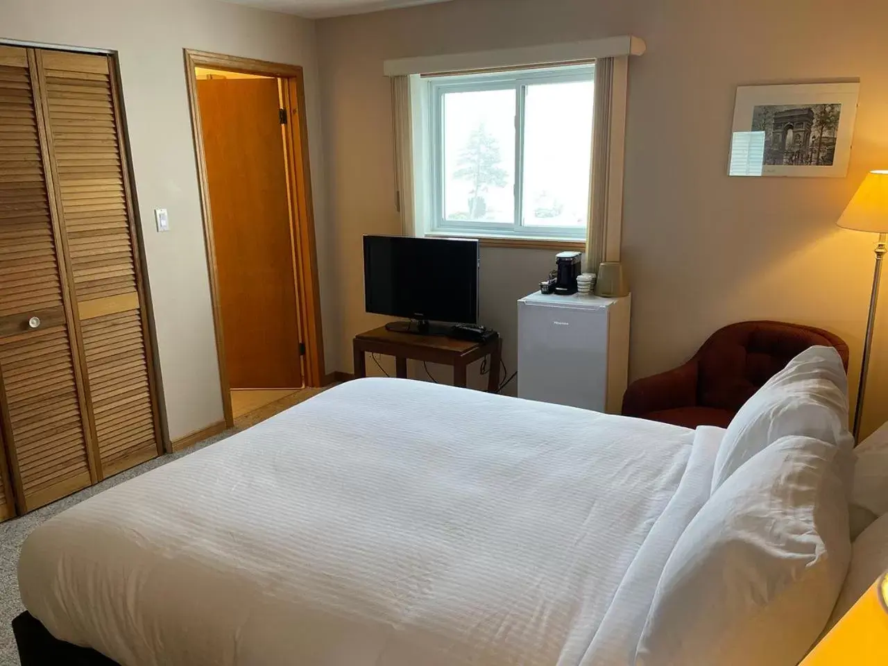 Budget Double Room in Hotel Wolfe Island Budget Double Room in Hotel Wolfe Island