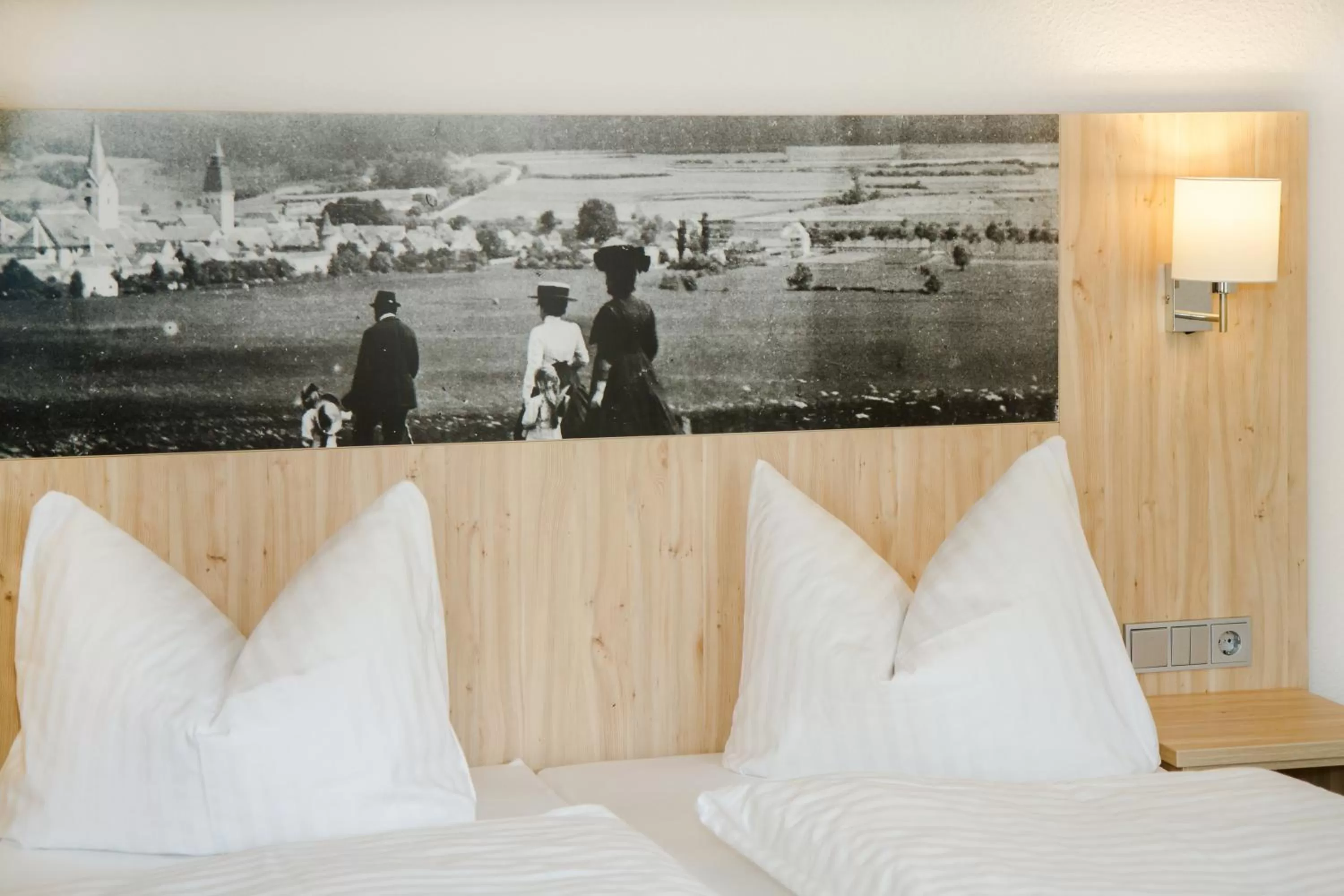 Photo of the whole room, Bed in Hotel-Gasthof Blaue Traube e.K.