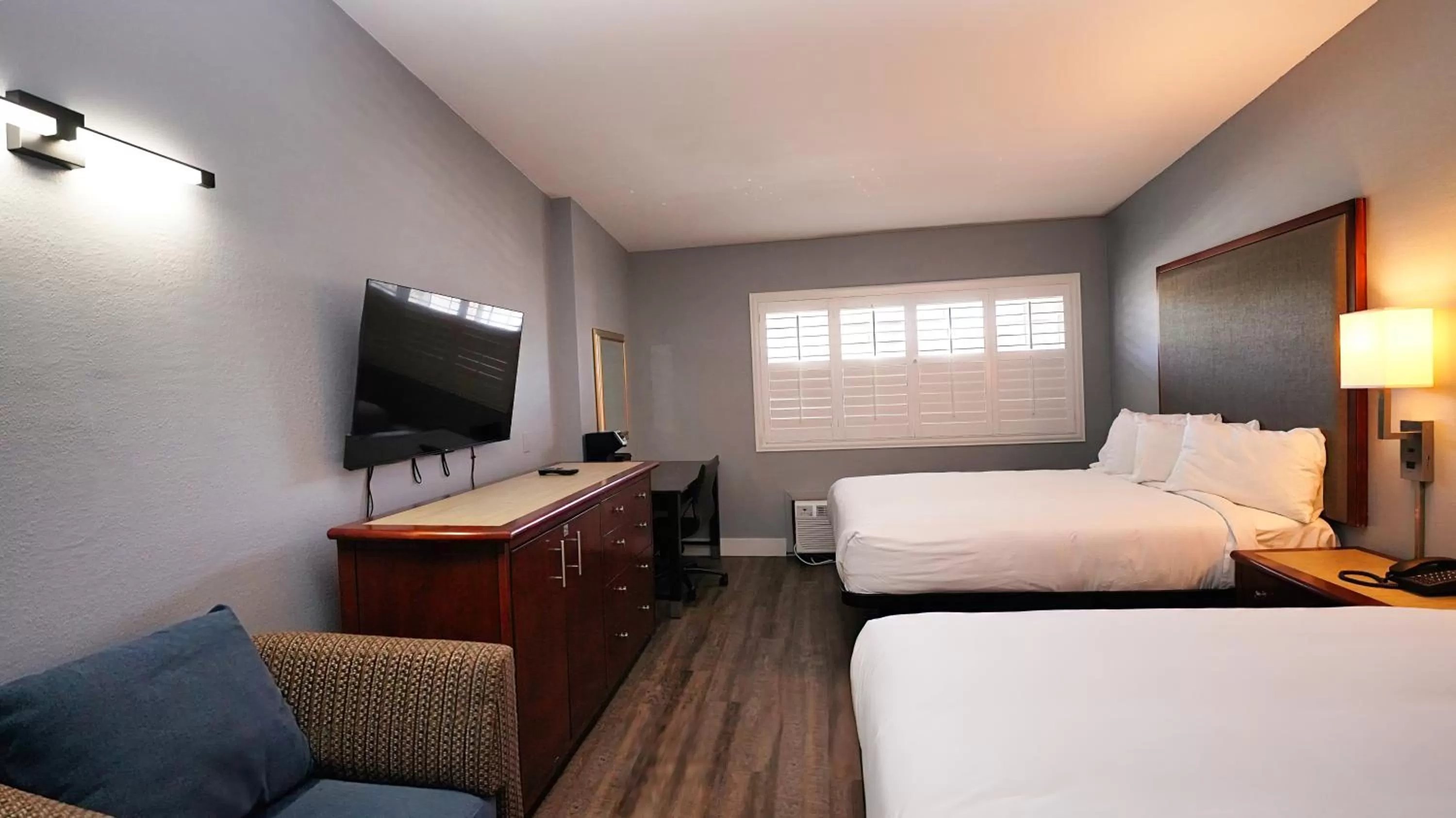 Photo of the whole room, Bed in SeaSide Inn & Suites