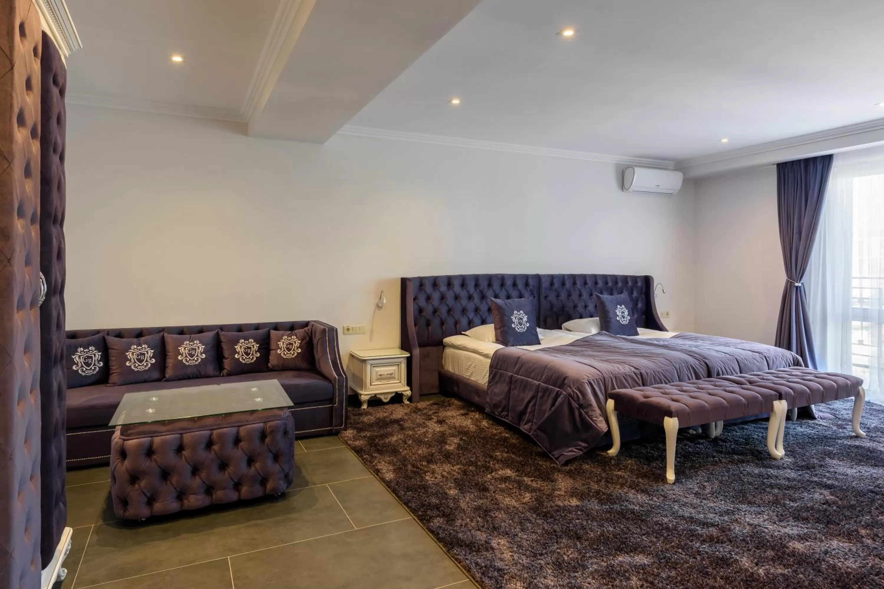 Photo of the whole room, Bed in Grand Royal