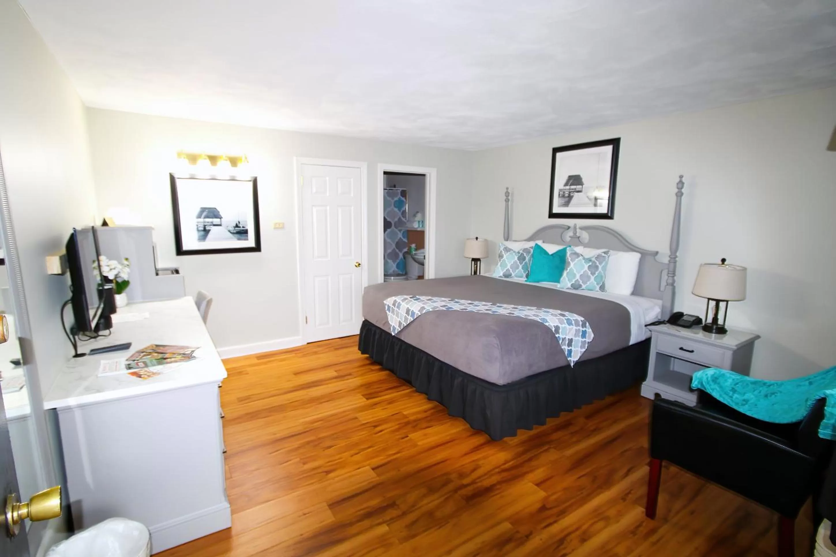 Bed in Colonial Inn Seekonk