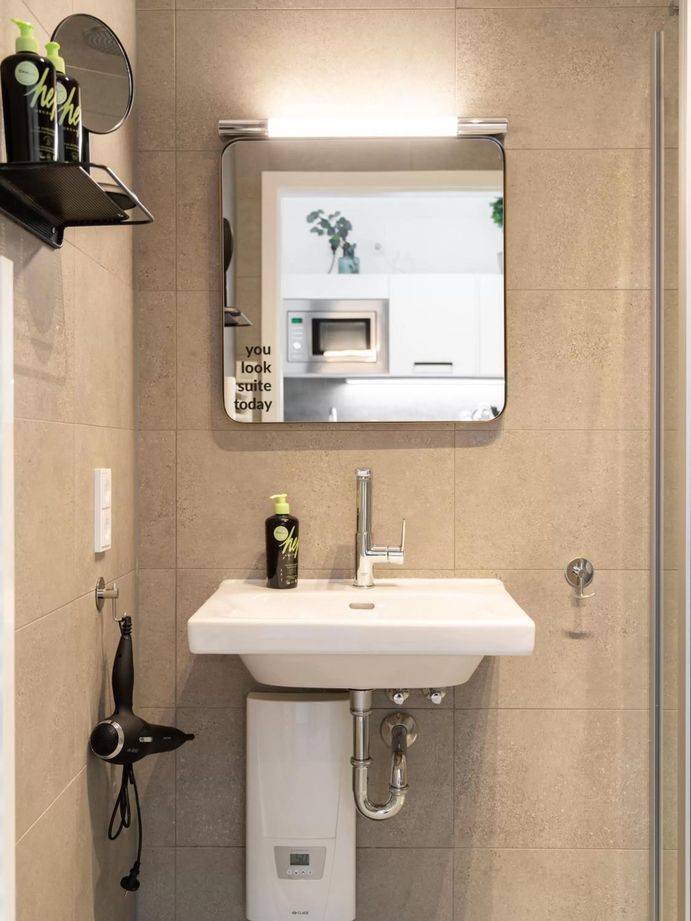 Bathroom in Limehome Frankfurt Gutleutstraße - Digital Access