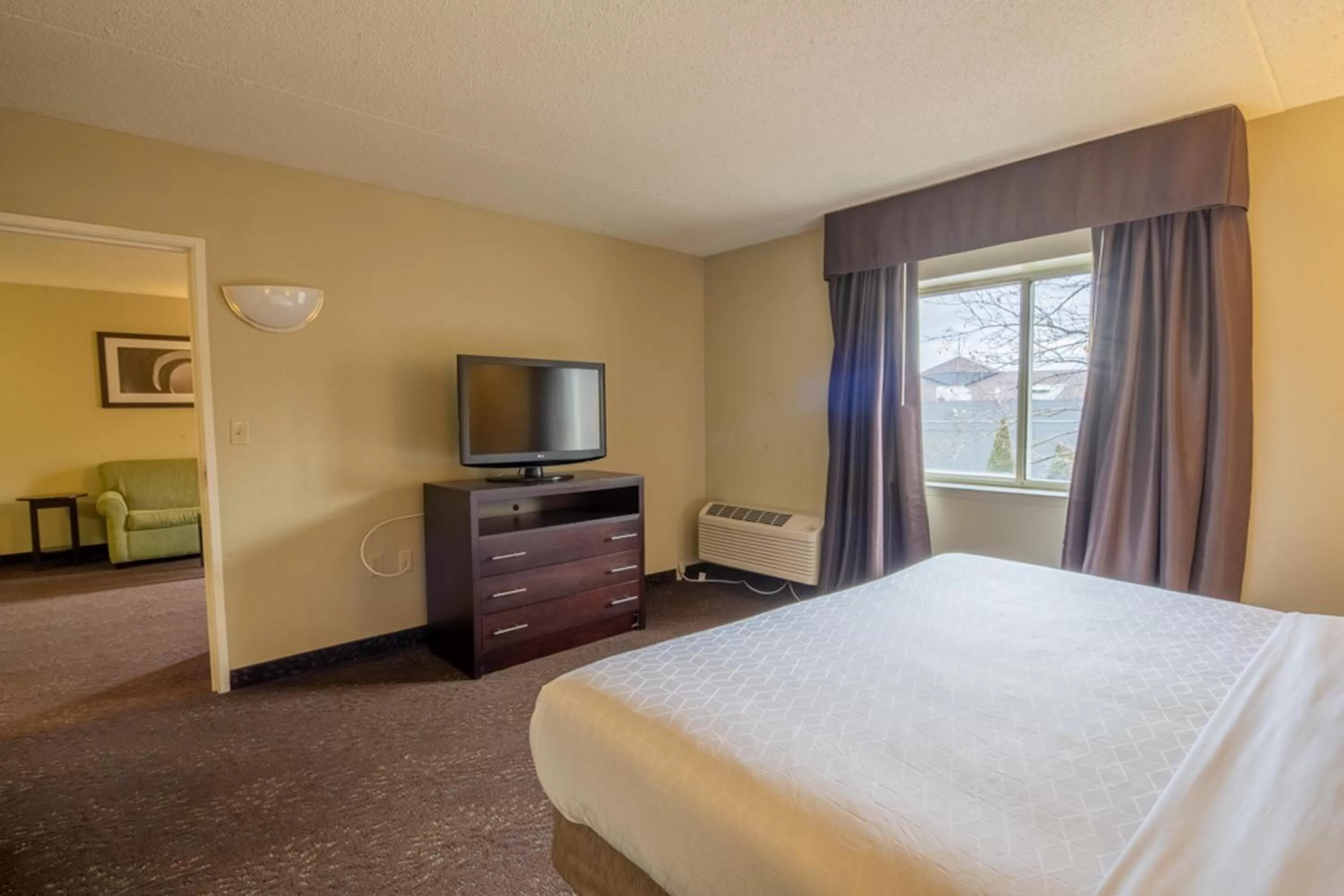 Photo of the whole room, Bed in Holiday Inn Express Hotel & Suites Pittsburgh Airport by IHG