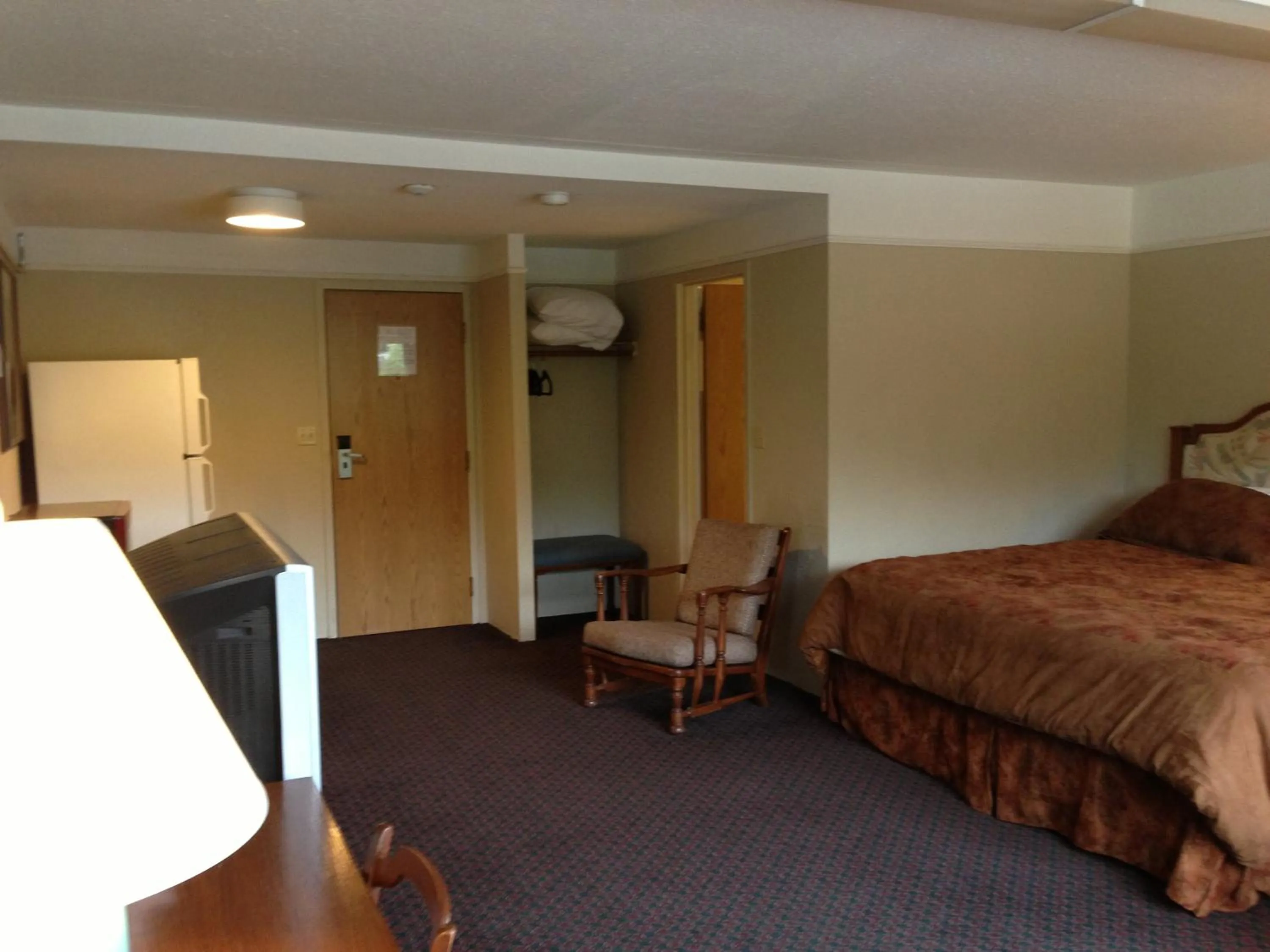 Photo of the whole room, Bed in Moby Dick Inn