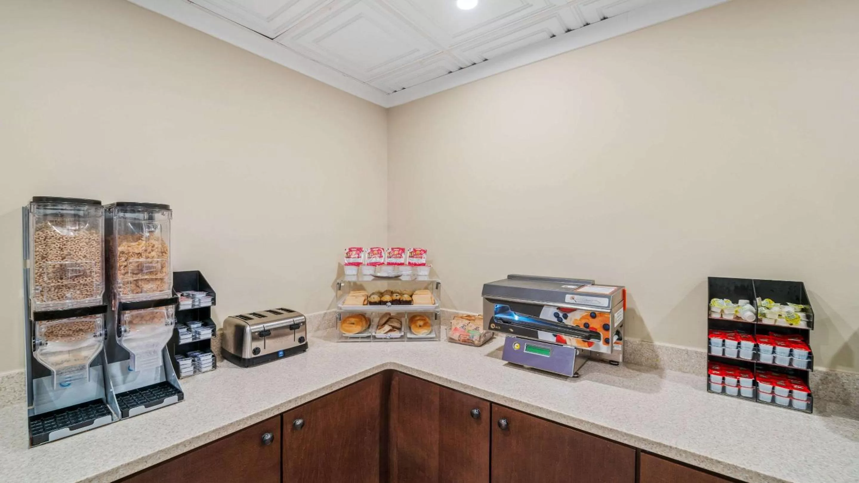 Breakfast in Clarion Hotel & Suites Fairbanks near Ft Wainwright