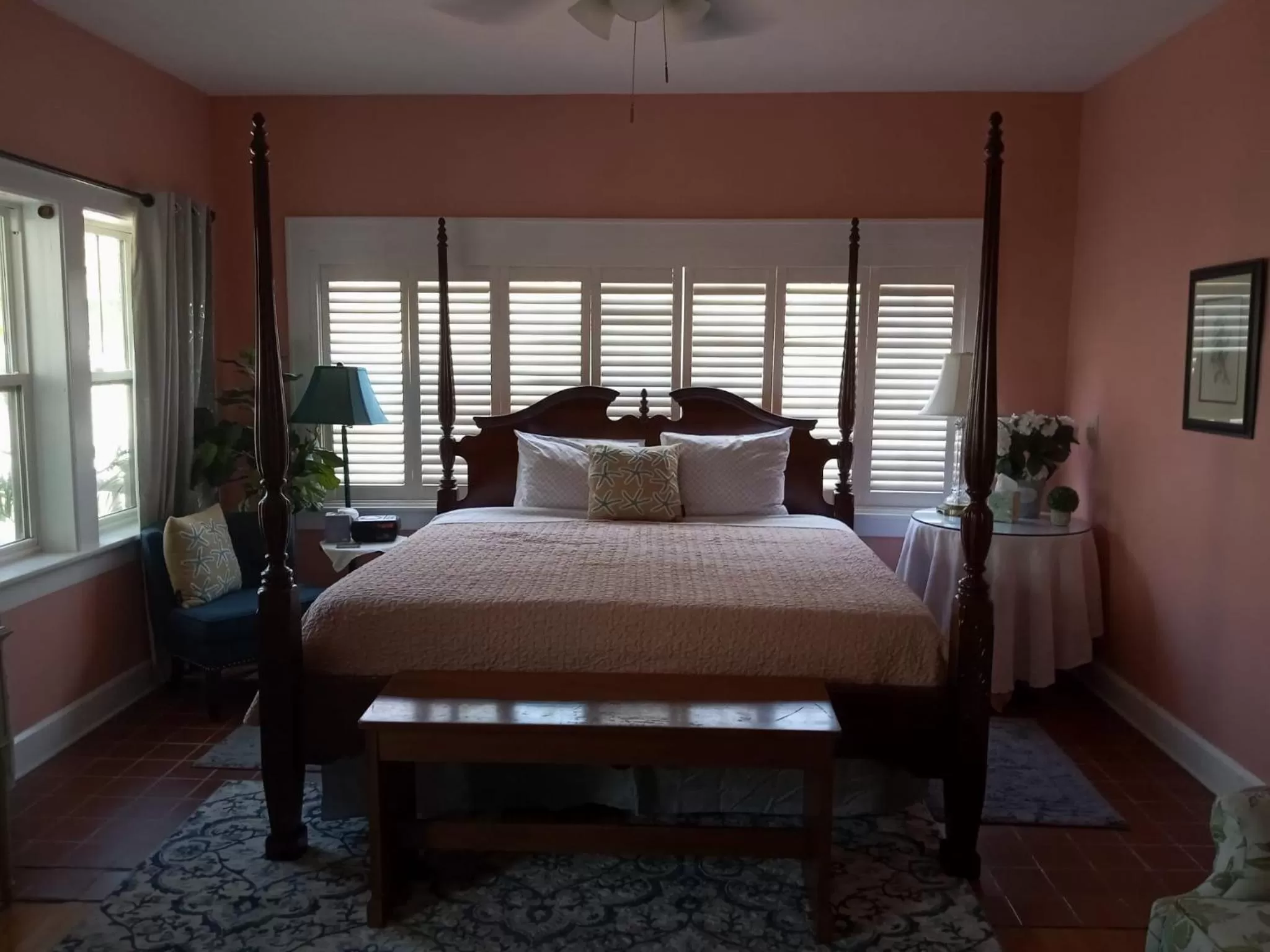 Bed in Sea Breeze Manor Inn