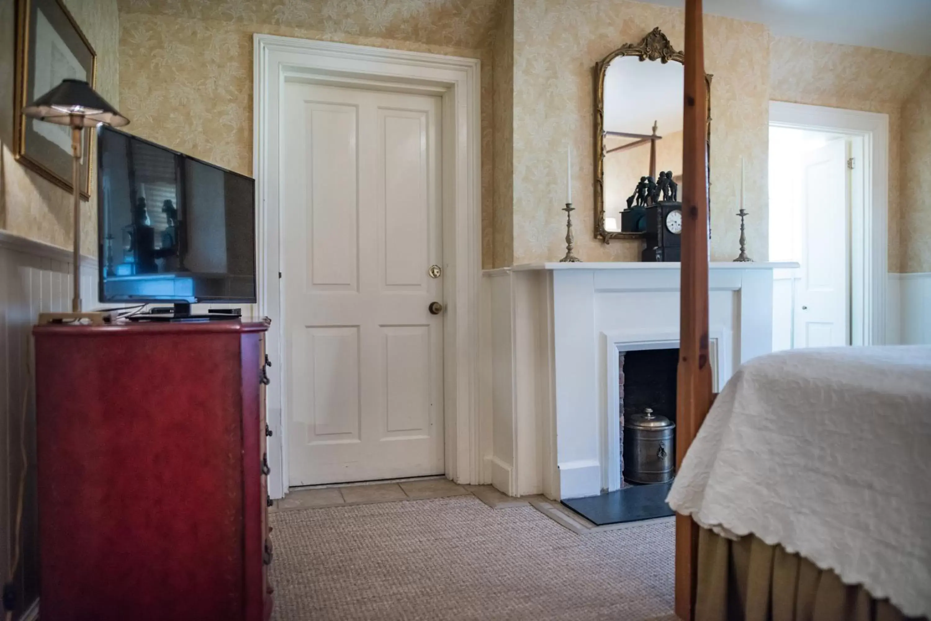 Queen Room - Nell's Room in Catherine Ward House Inn Queen Room - Nell's Room in Catherine Ward House Inn