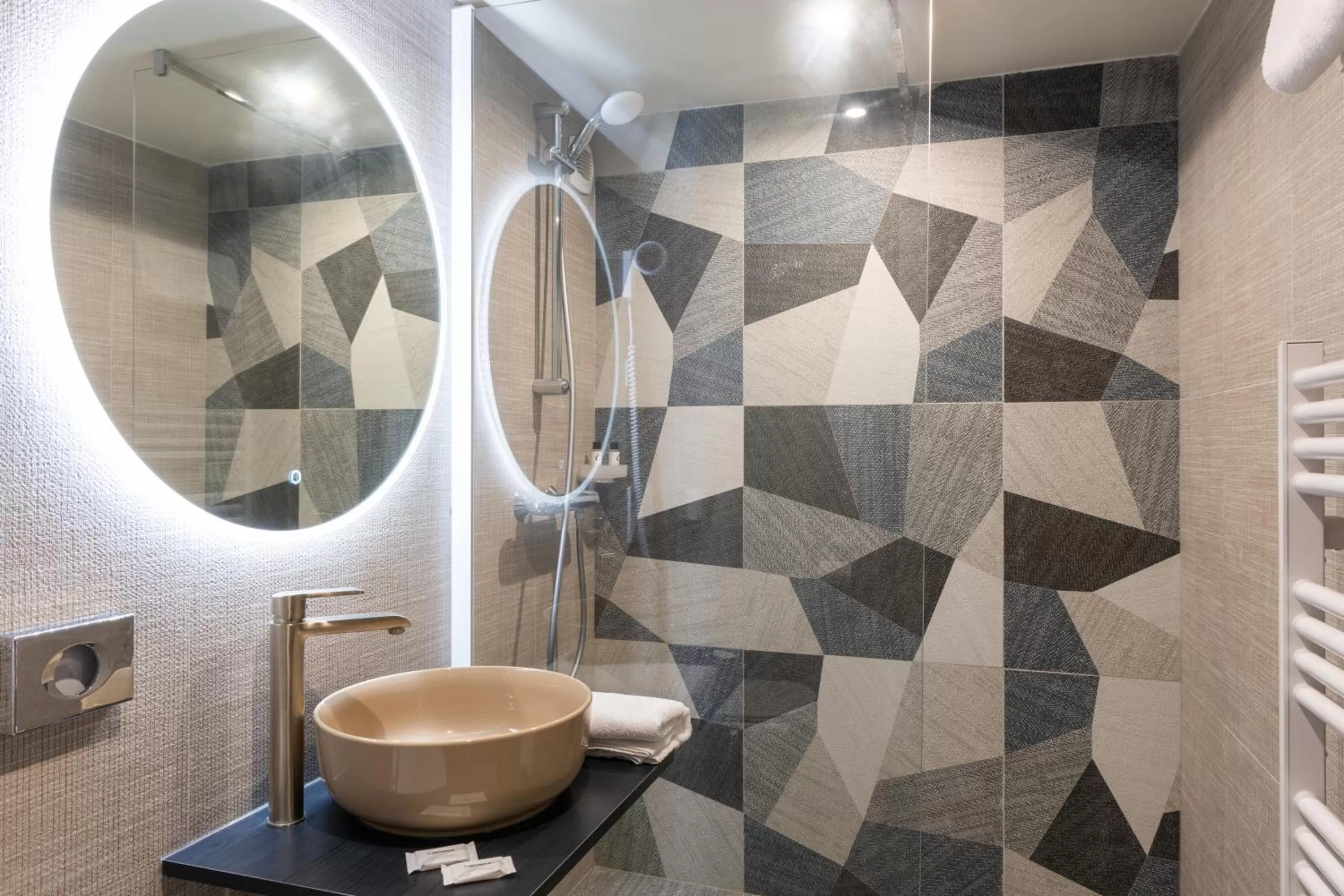 Bathroom in The Originals City, Hôtel Rennes Sud