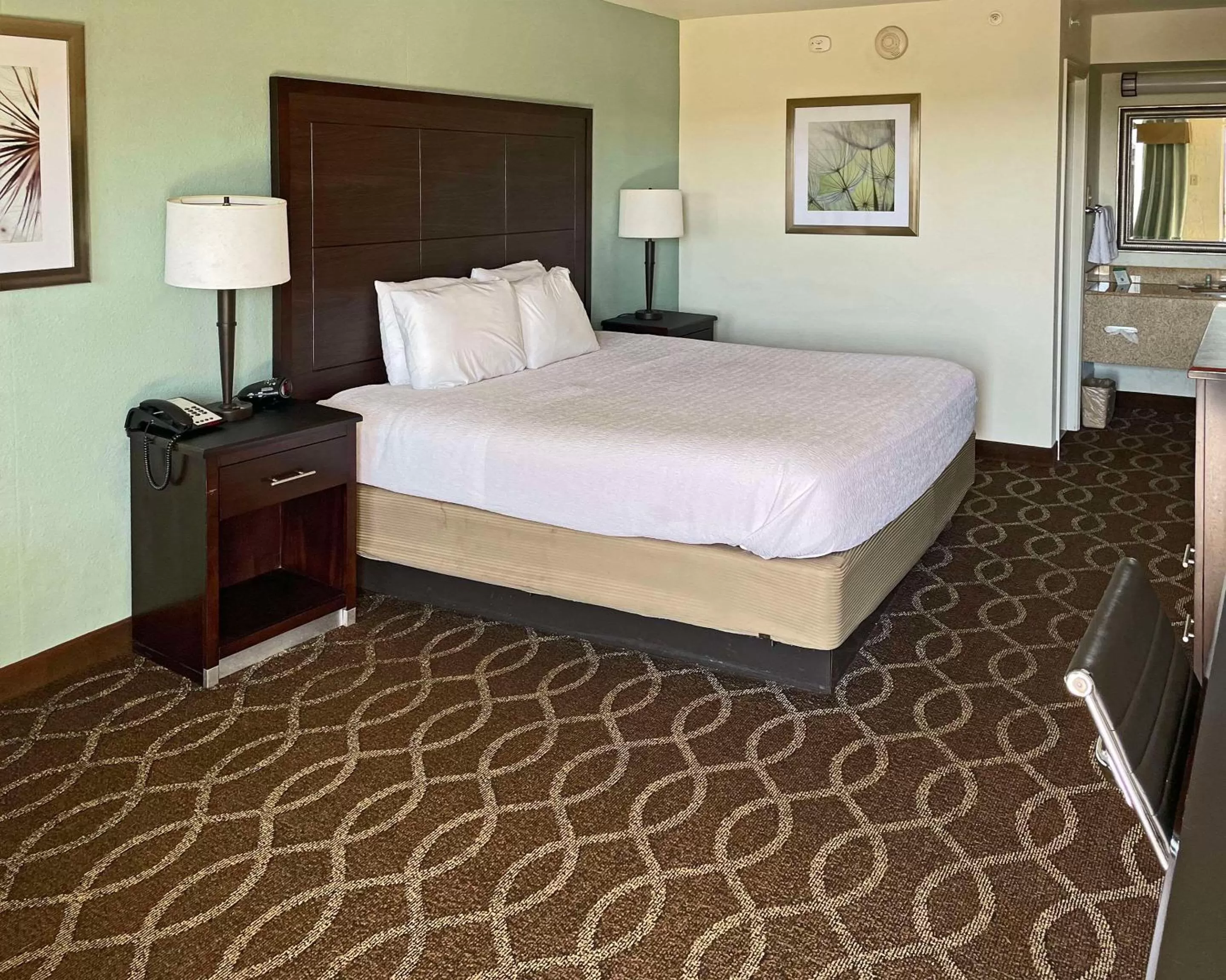 Bedroom, Bed in Quality Inn Clinton North