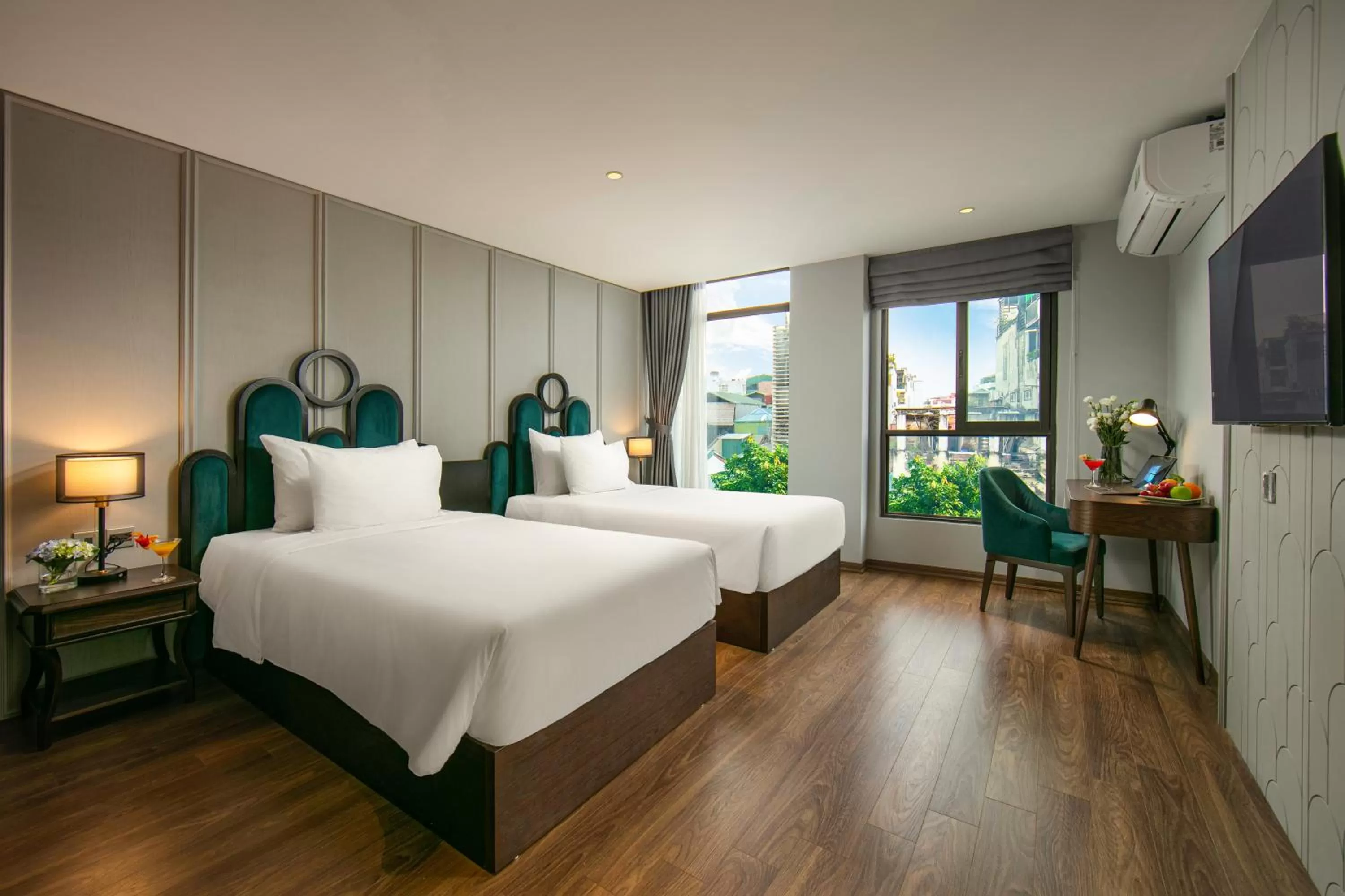 Bed in MAY DE VILLE Lakeside Hotel