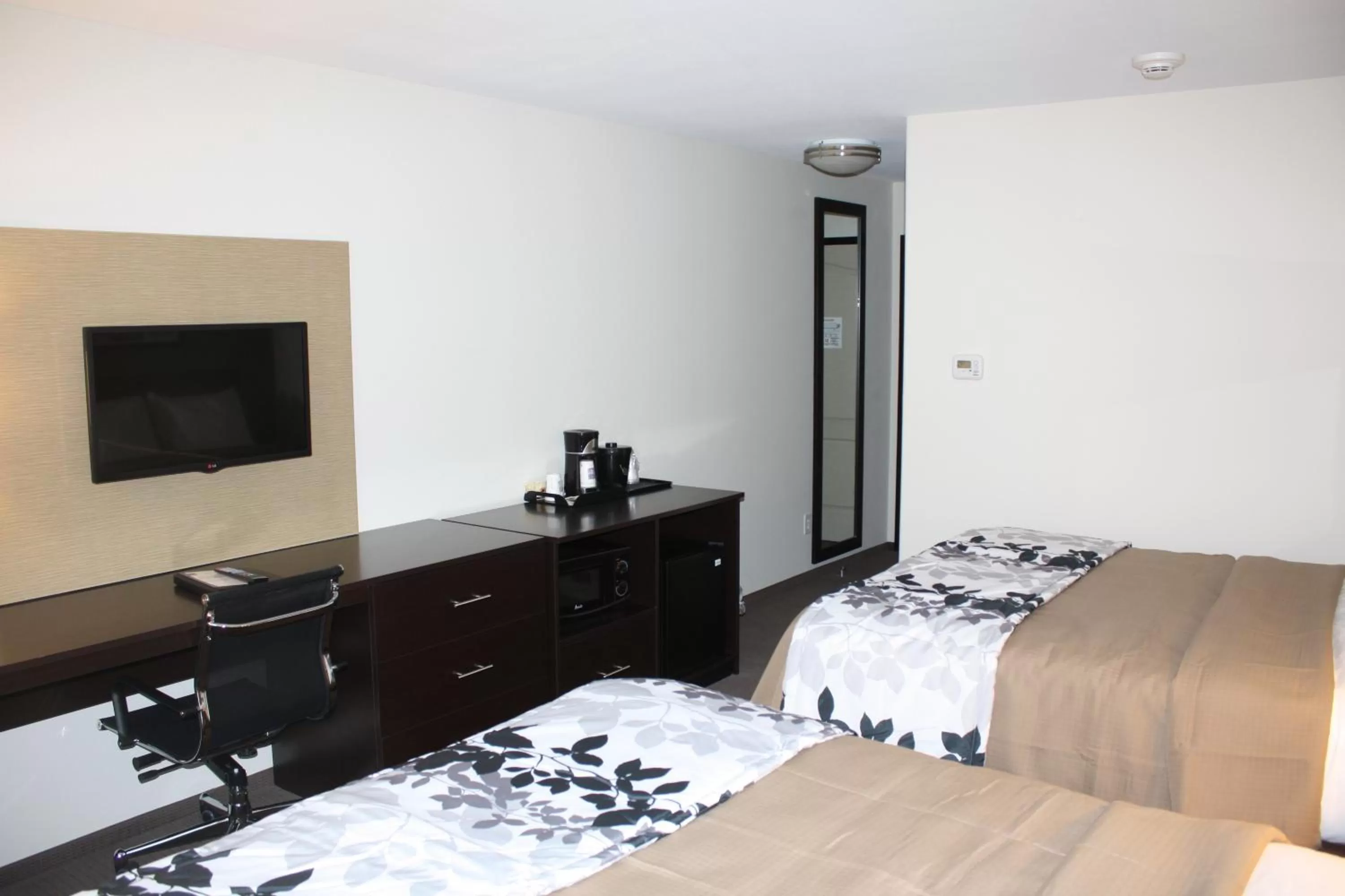 Decorative detail, Bed in Sleep Inn & Suites Garden City