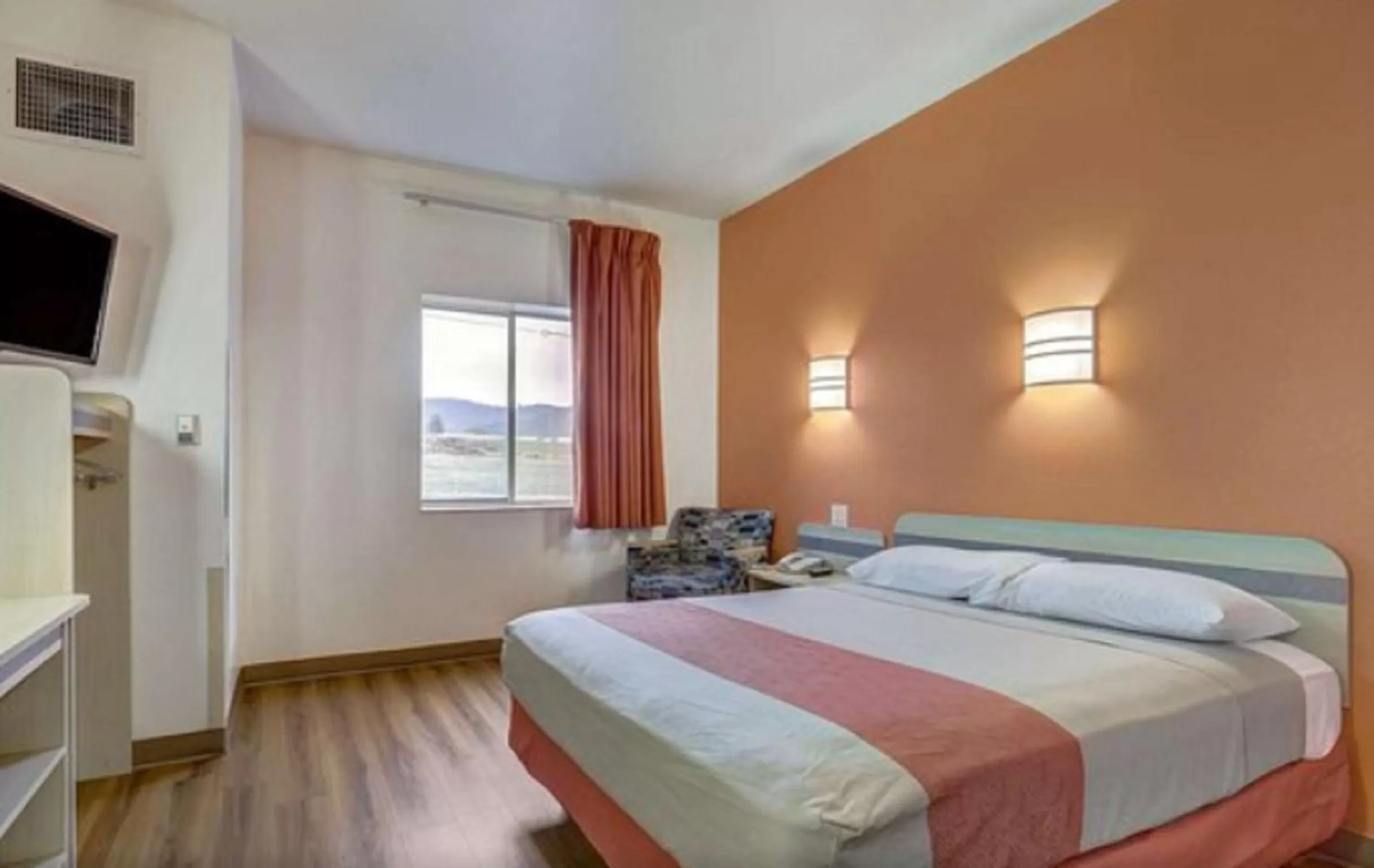 Photo of the whole room, Bed in Motel 6-Roseburg, OR