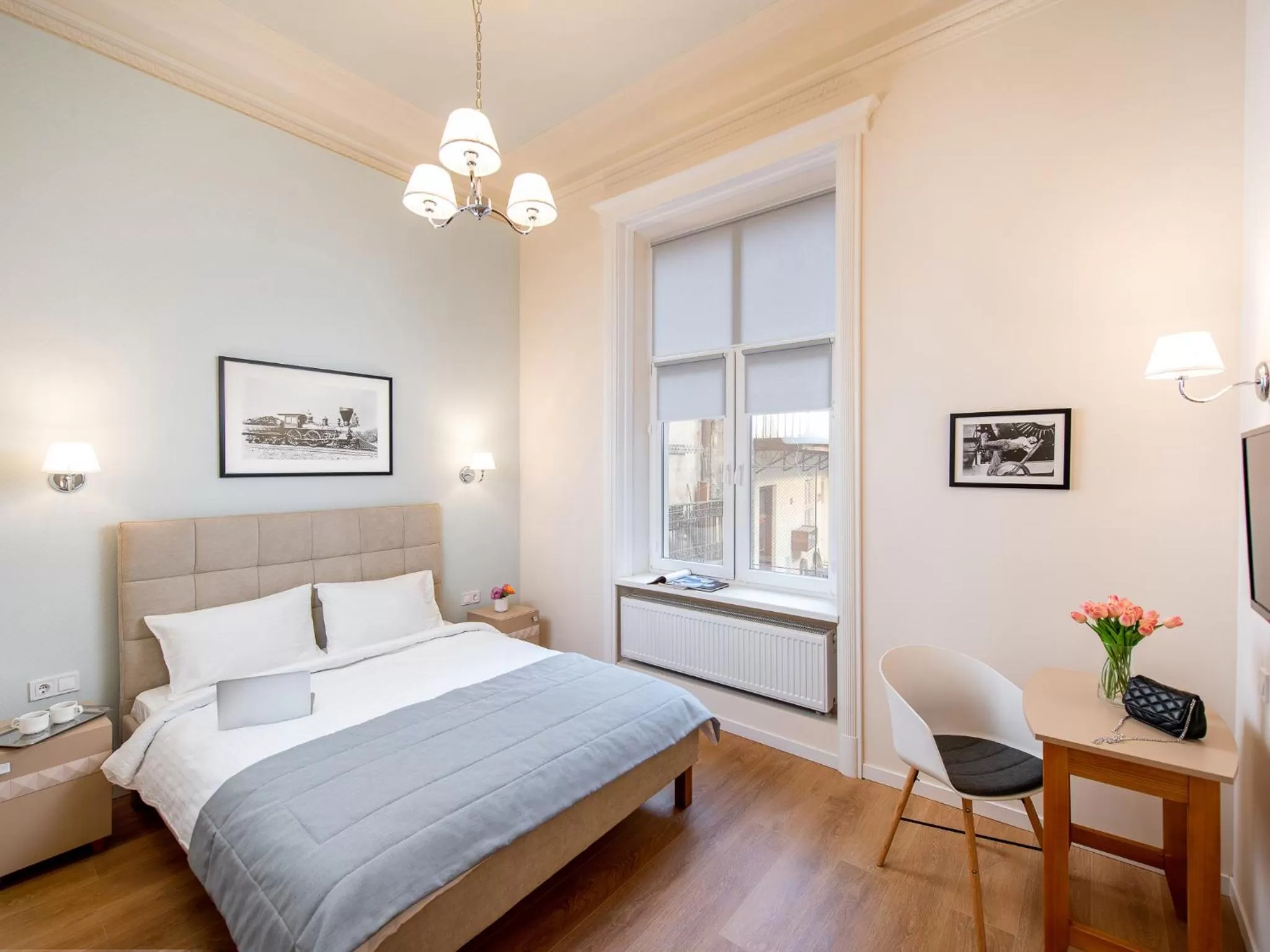 Bed in Art Deco Central Rooms