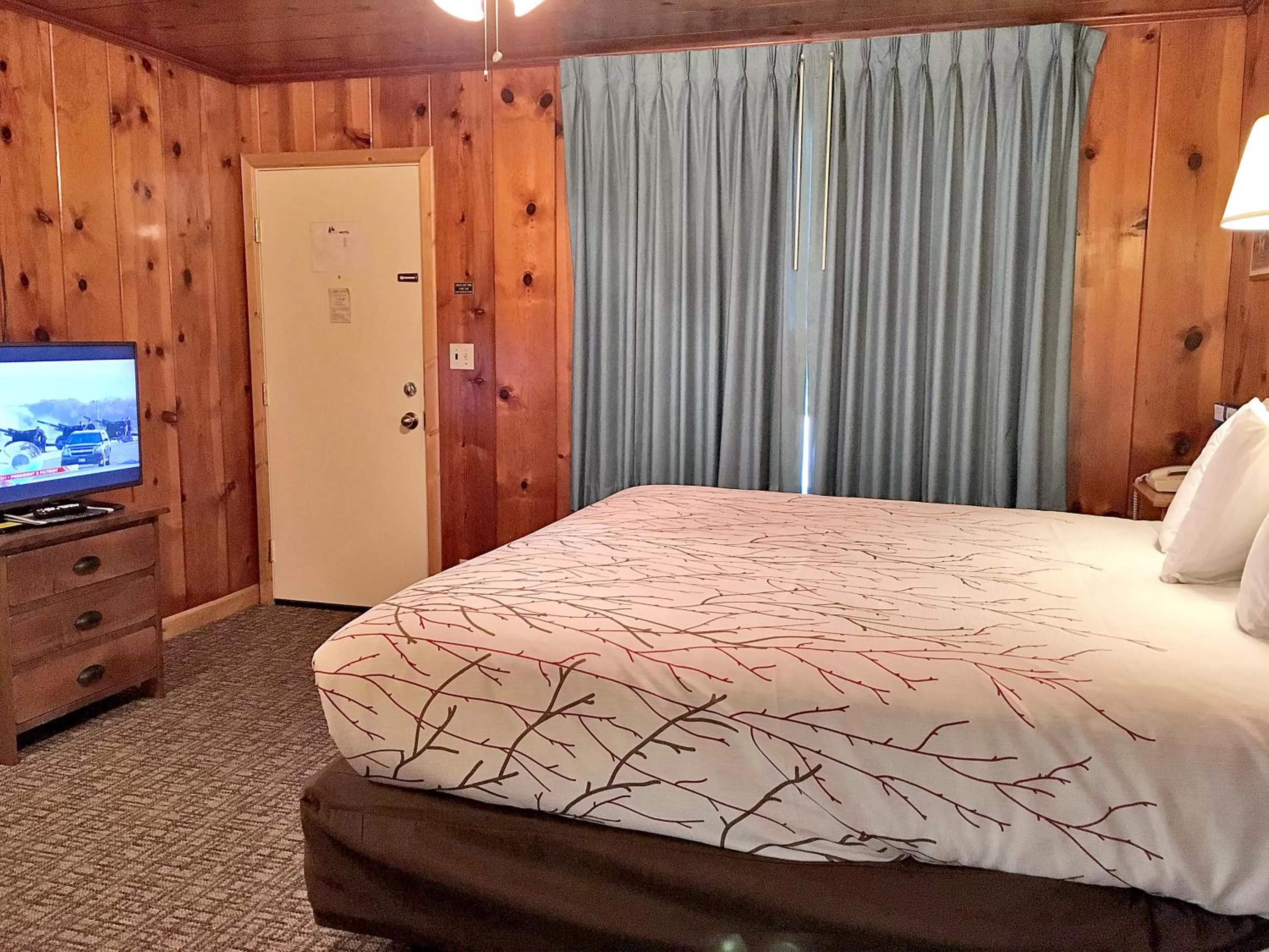 Bed in Park Motel and Cabins