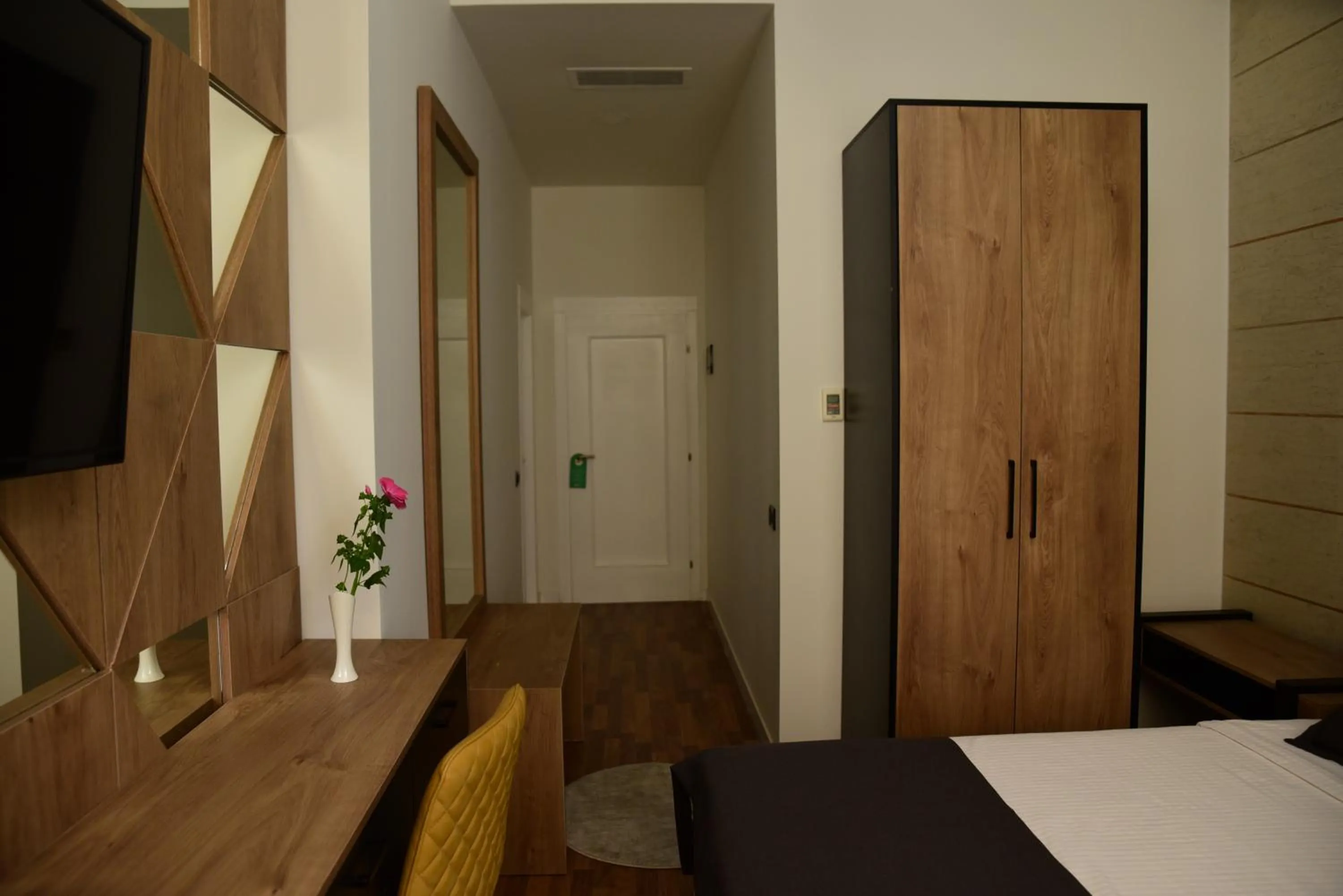 Photo of the whole room, Bed in Hotel Comfort