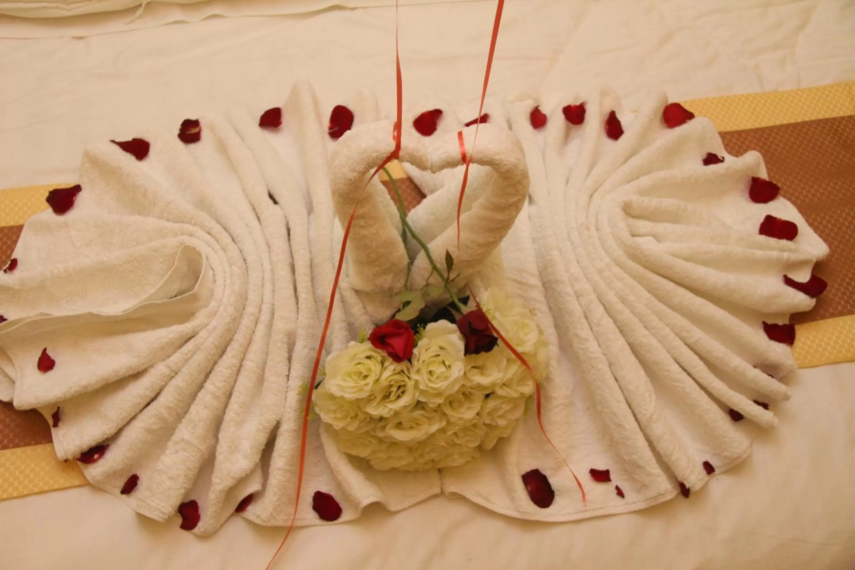 Bed, Food in Saleem Afandi Hotel