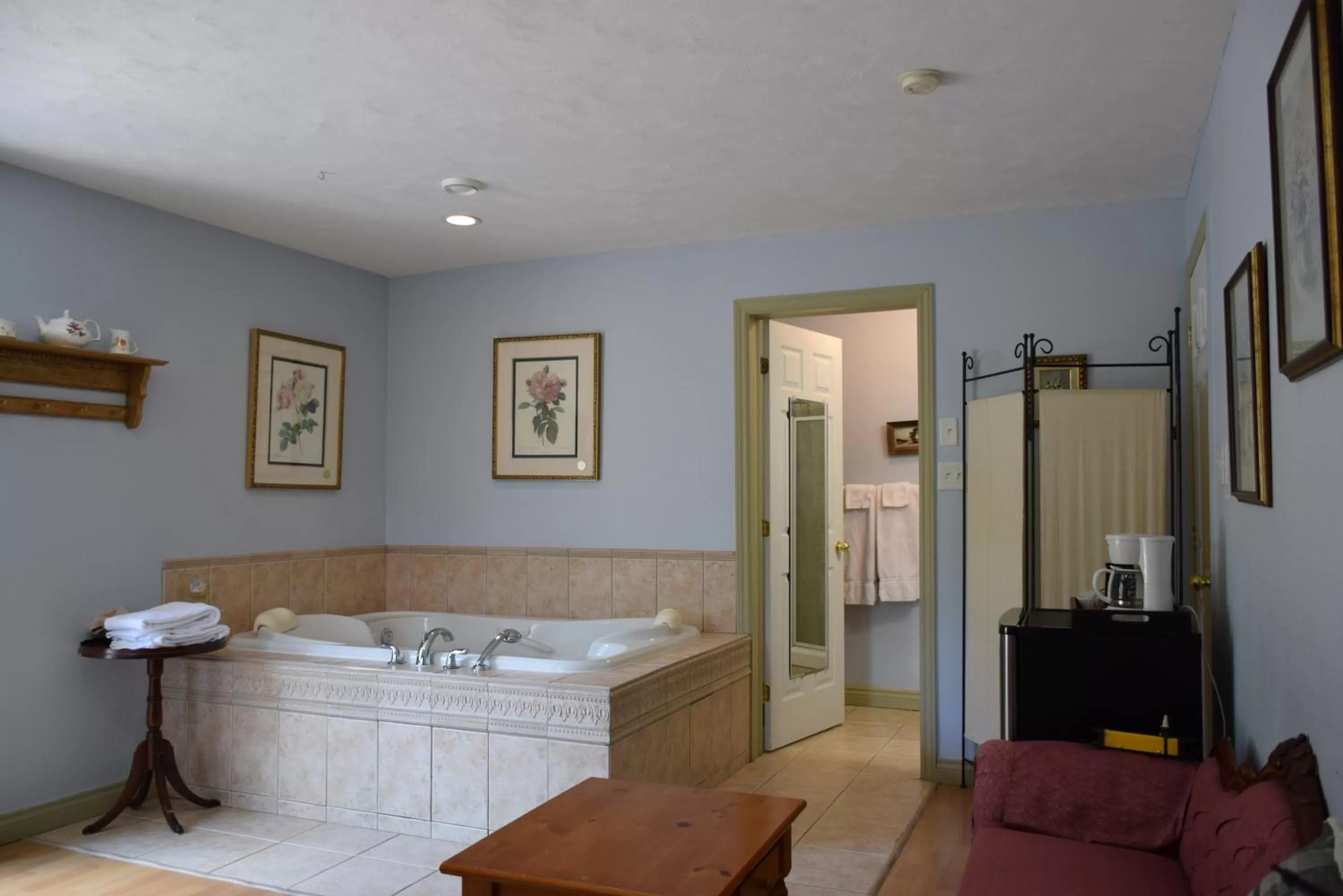 Photo of the whole room, Bed in Auberge Wild Rose Inn