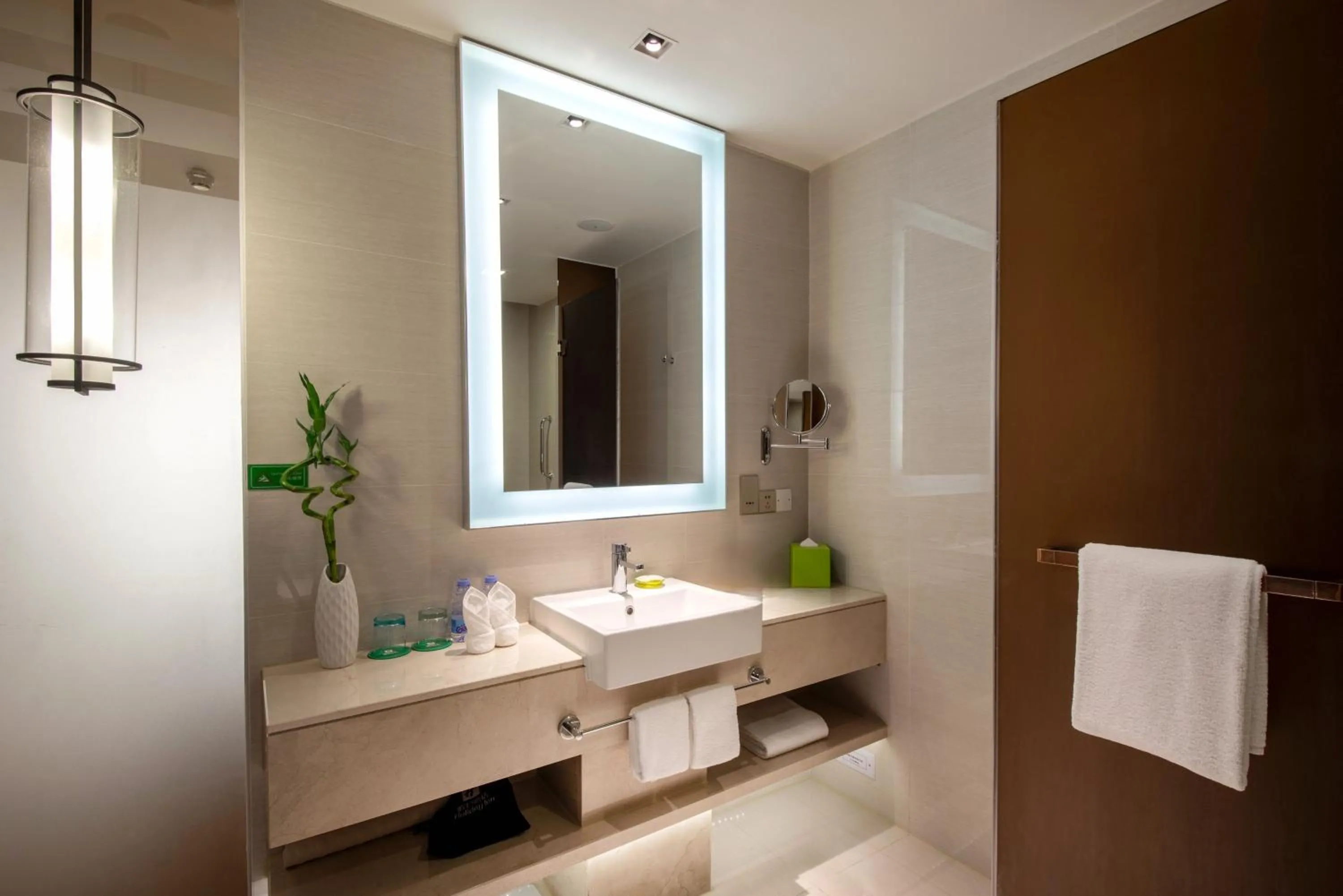 Bathroom in Junluxe Hotel Guangzhou Science City-Free Shuttle Bus Service to Guangzhou Canton Fair