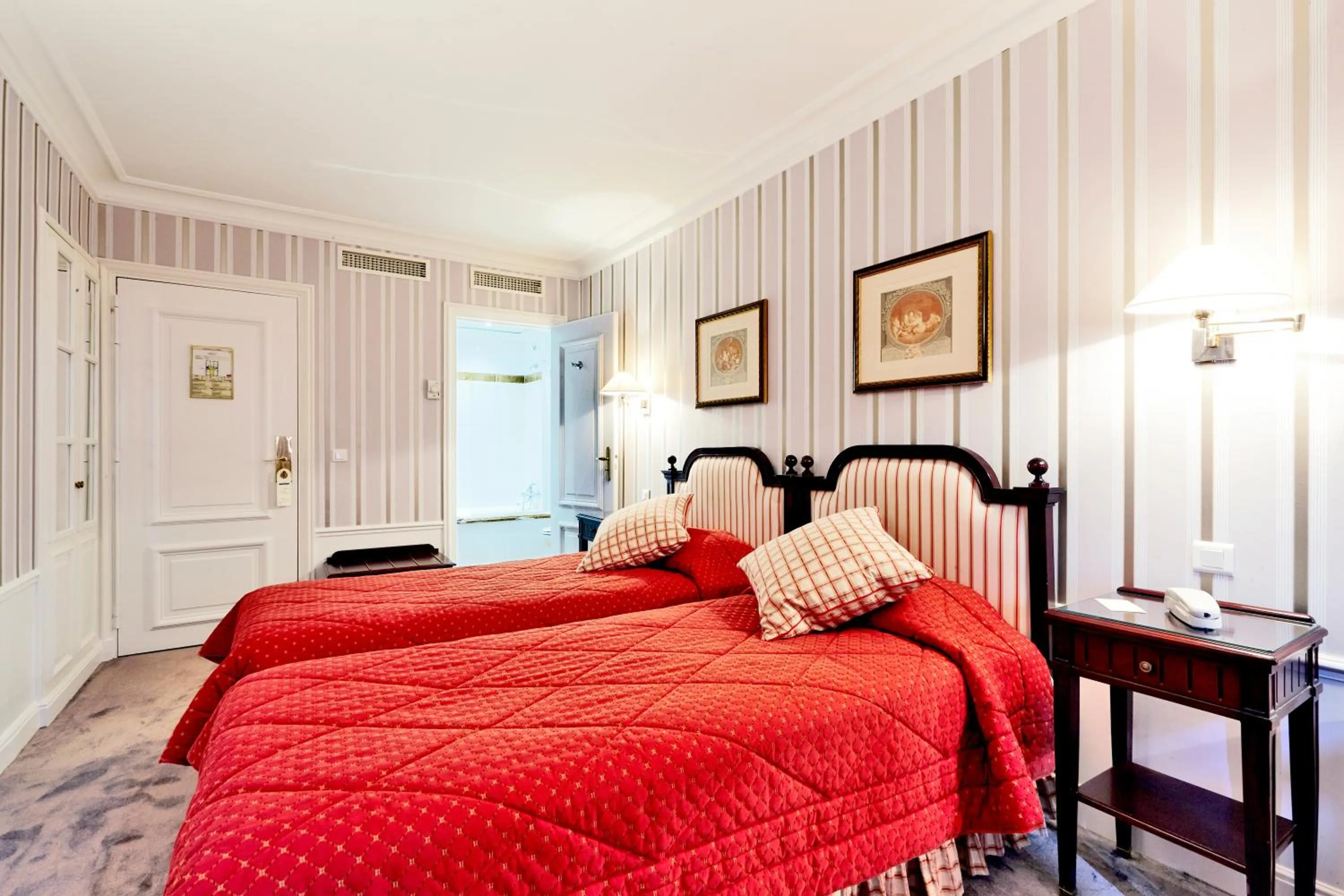 Bed in Golden Tulip Washington Opera