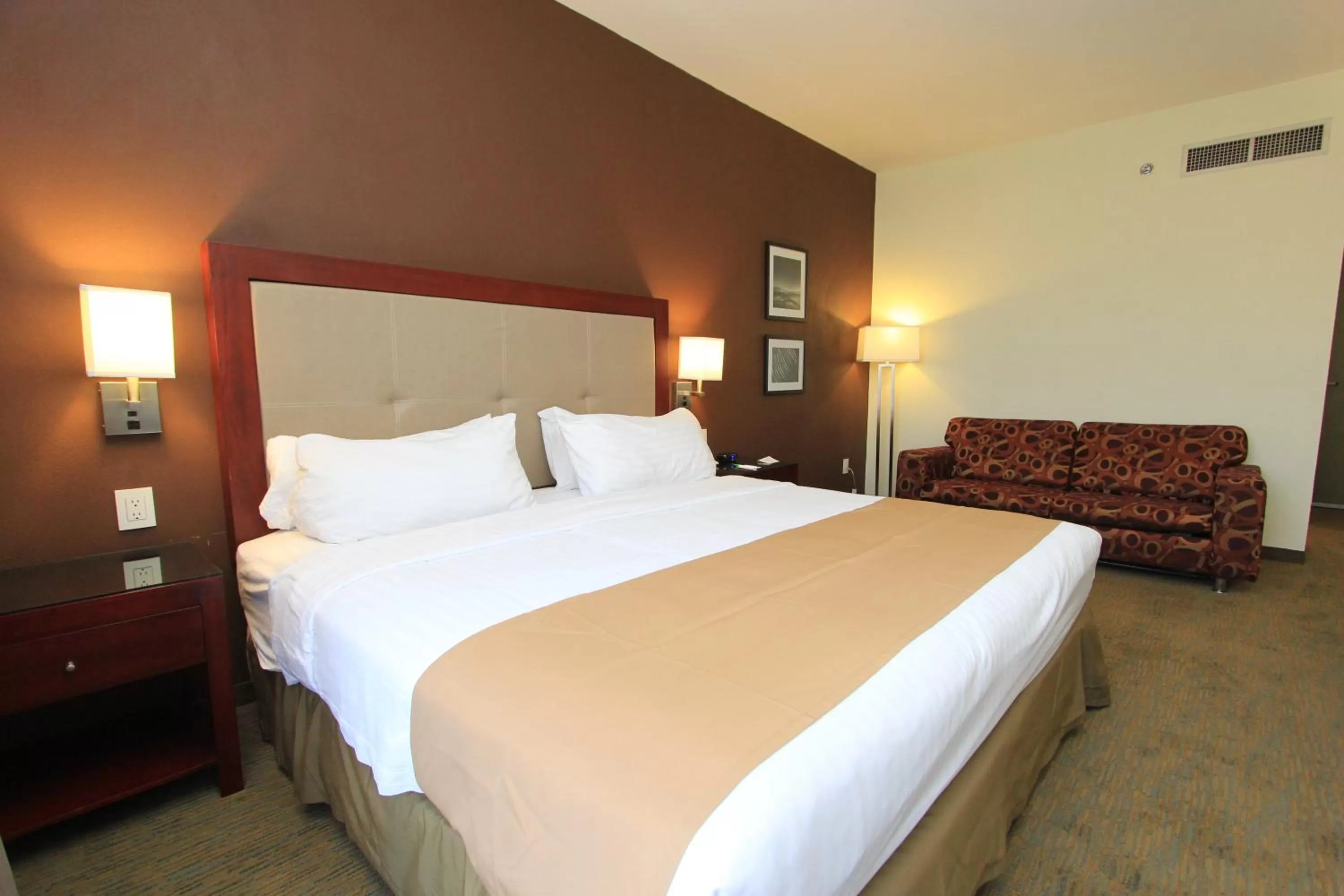 Photo of the whole room, Bed in Holiday Inn Leon by IHG