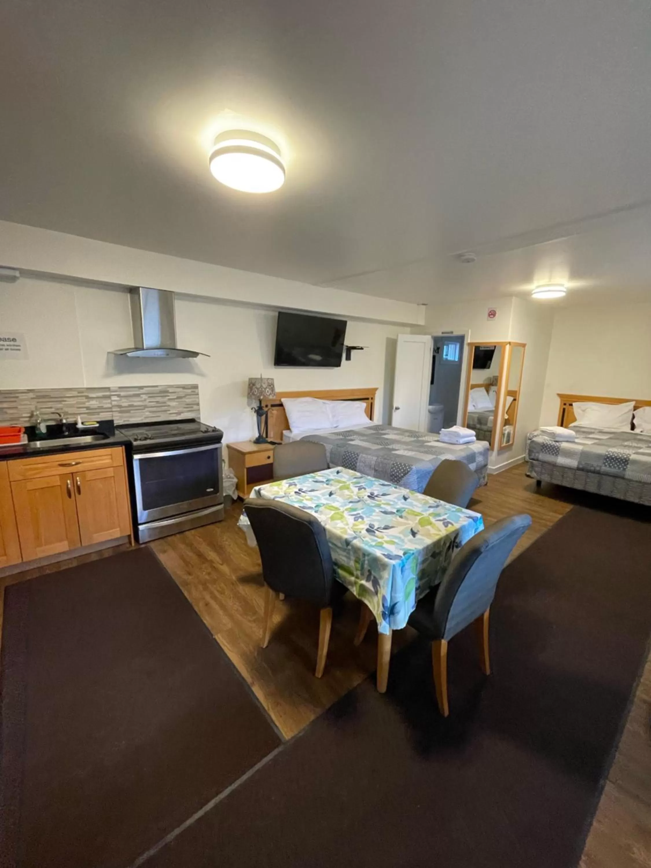 Kitchen or kitchenette, Bed in Sunset Motel