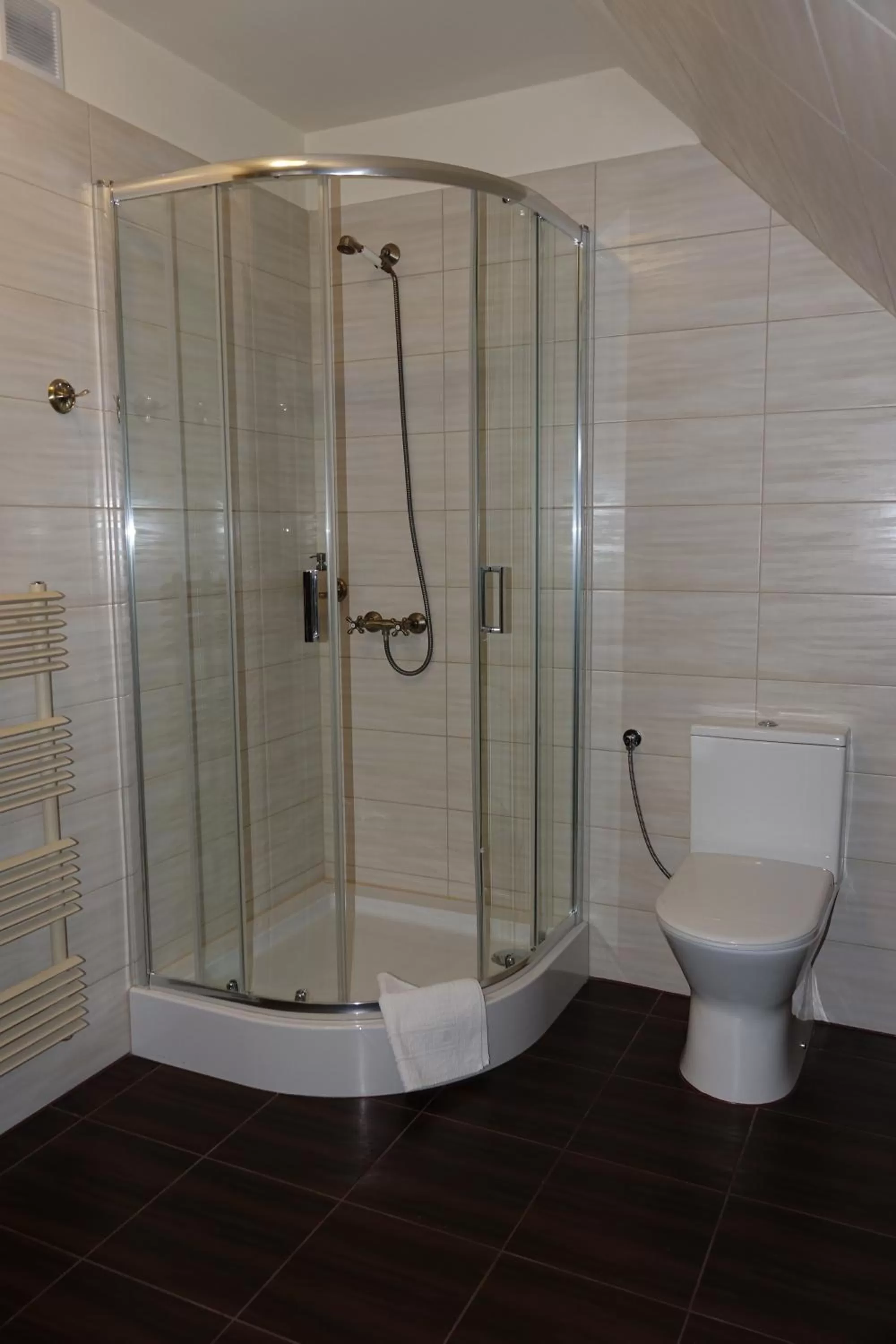 Gościniec Dworski w Ropie - Pokoje gościnne