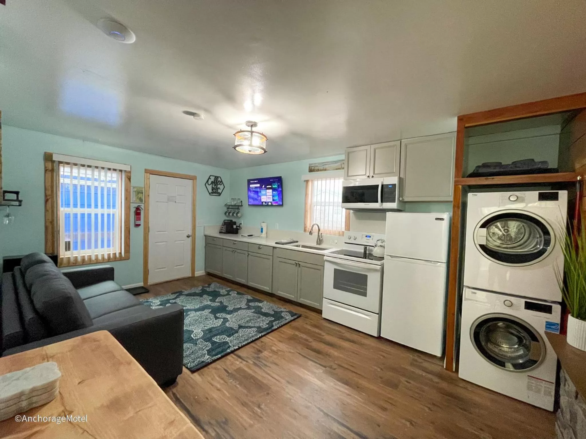 Kitchen or kitchenette in The Anchorage Motel
