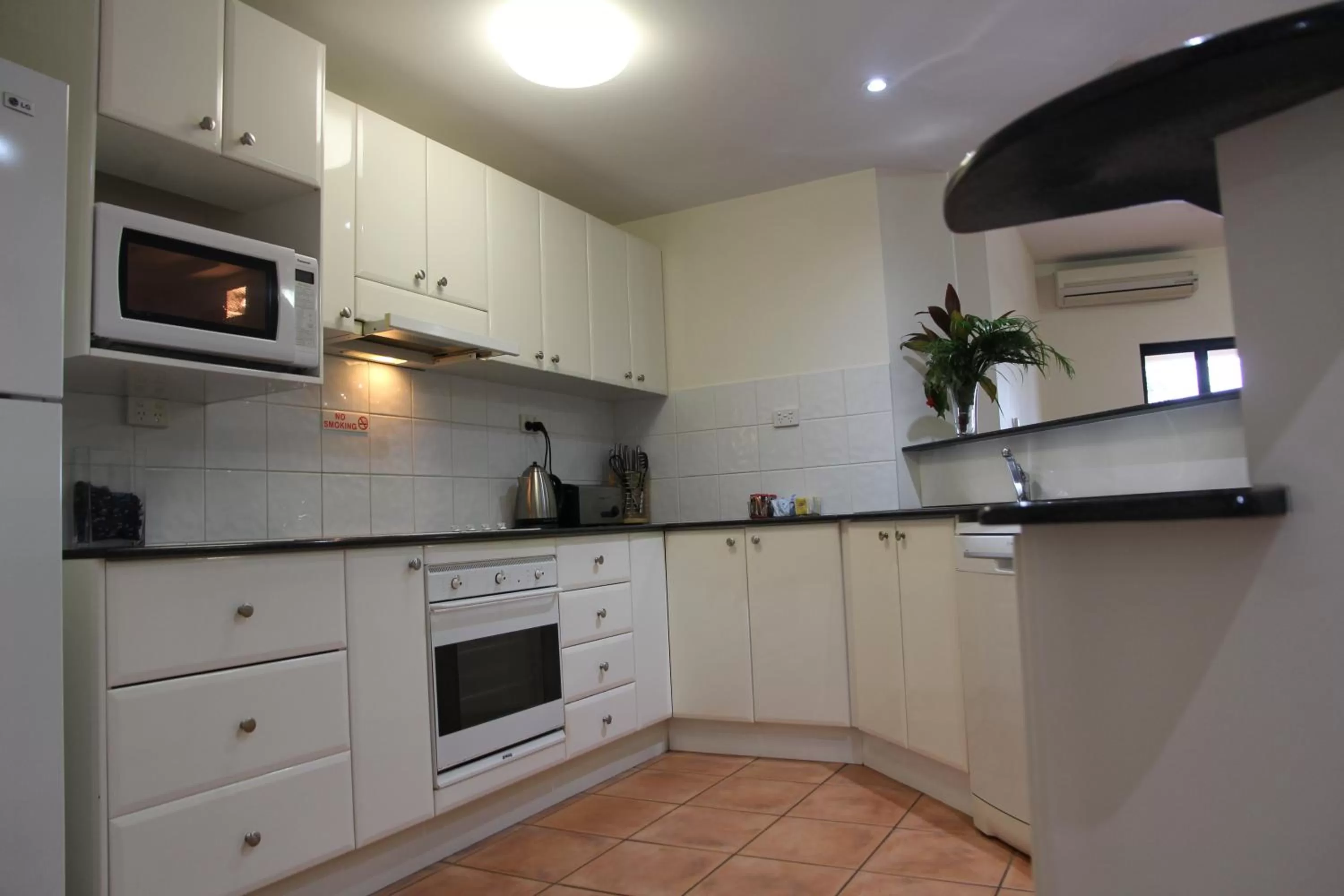 Kitchen or kitchenette, Kitchen/Kitchenette in Darwin Deluxe Apartments