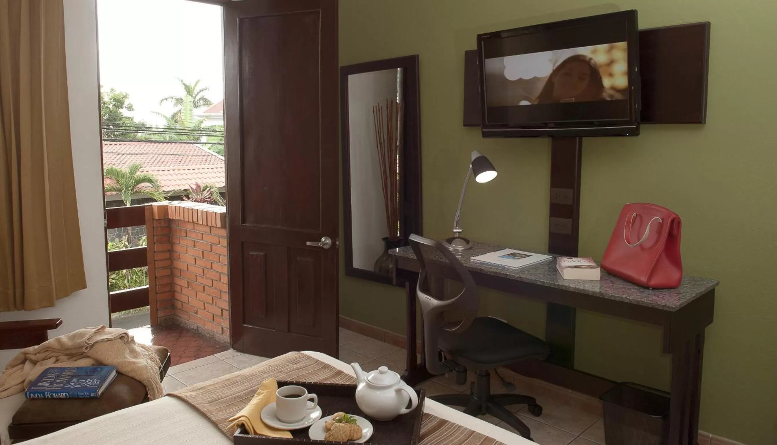 Bed in La Sabana Hotel Suites Apartments