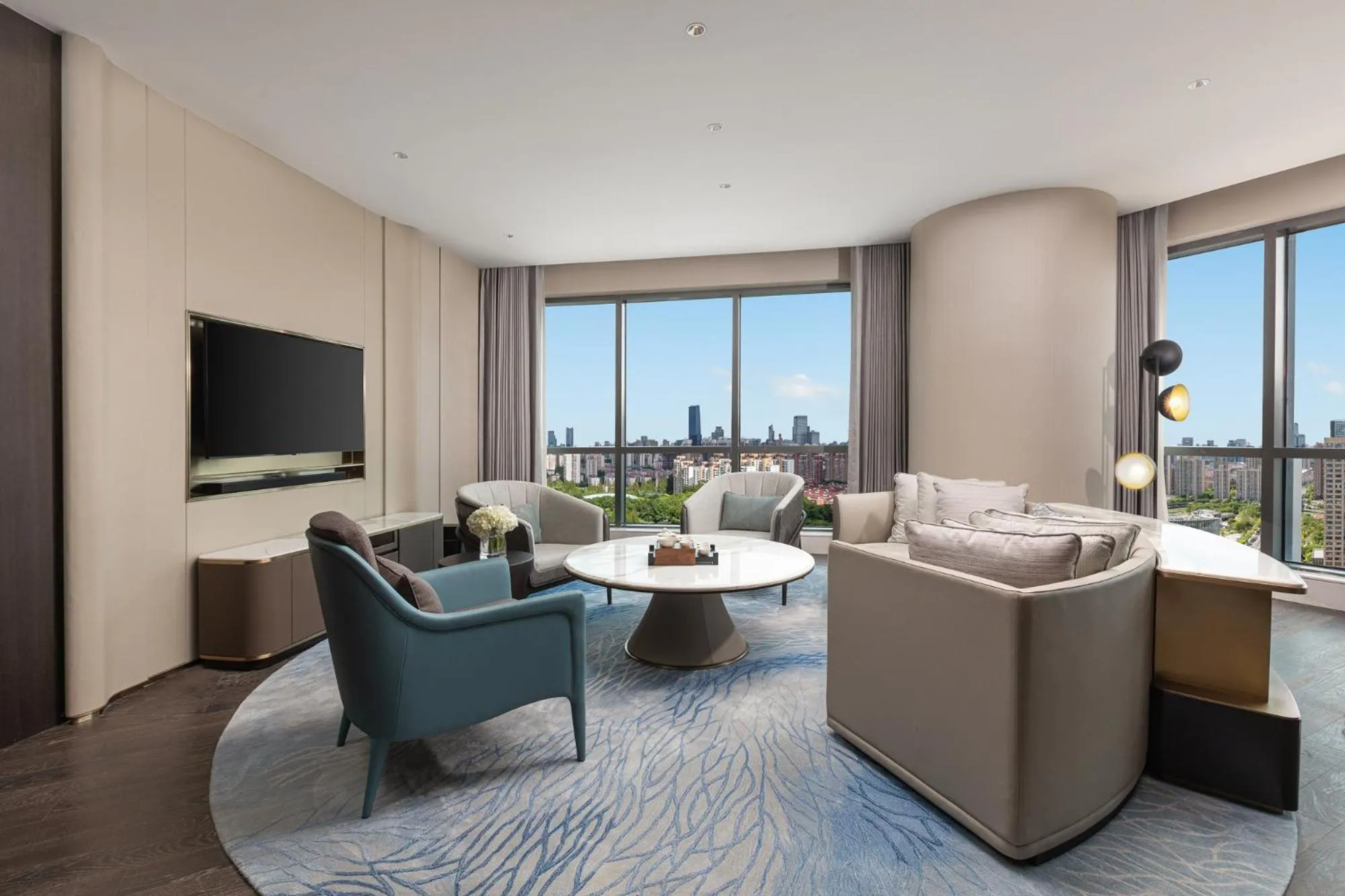 TV and multimedia in HUALUXE Shanghai Changfeng Park by IHG