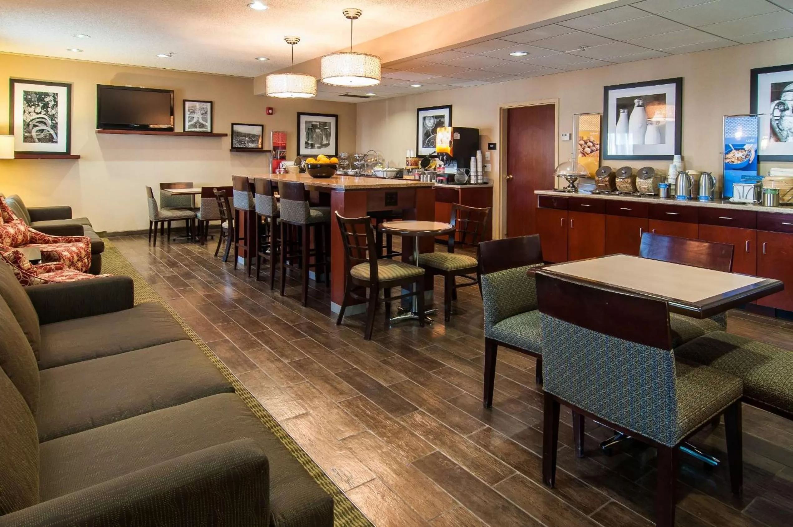 Dining area in Hampton Inn Boise - Airport