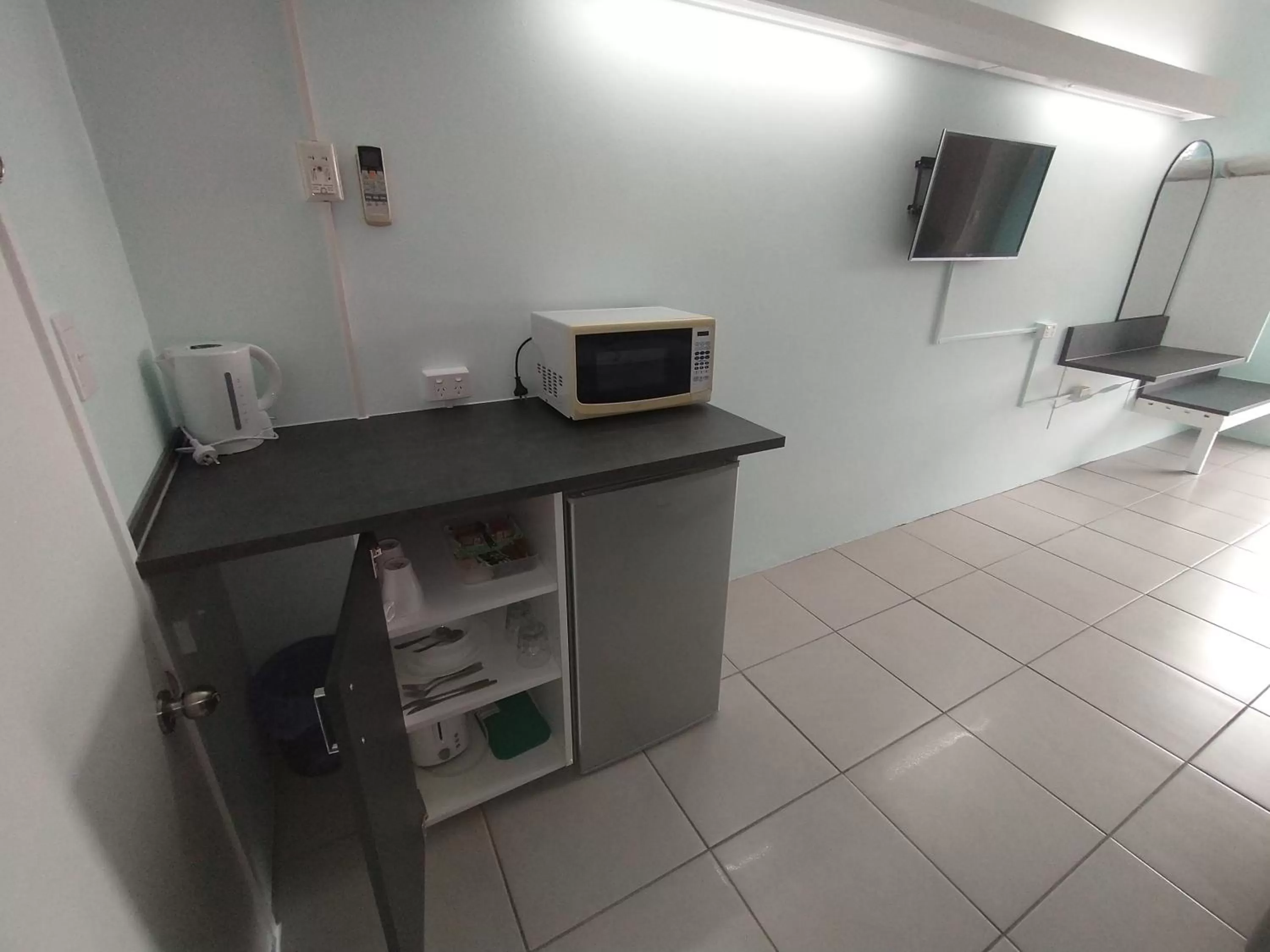 Kitchen or kitchenette in Aspley Sunset Motel