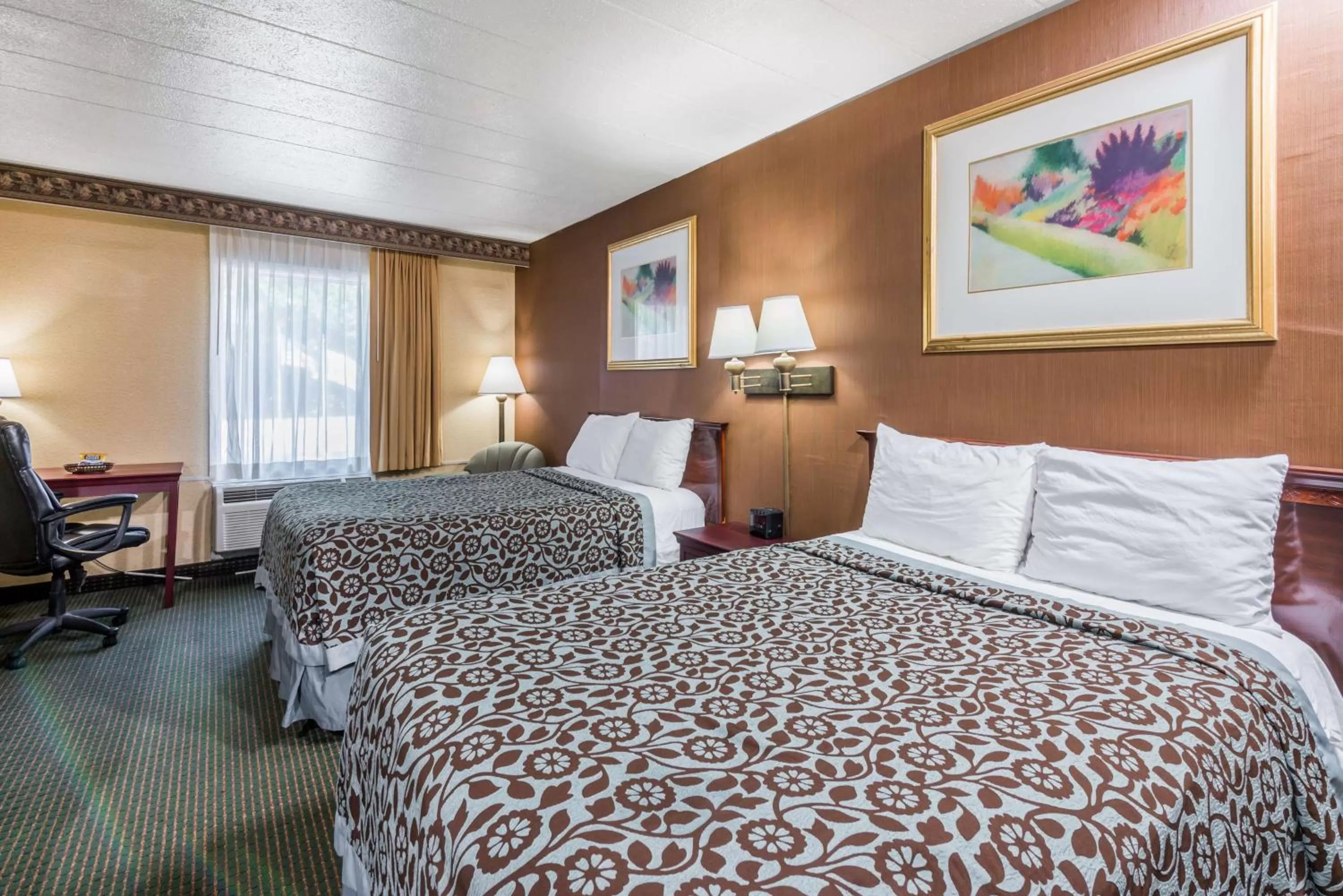 Photo of the whole room, Bed in Days Inn by Wyndham Pittsburgh