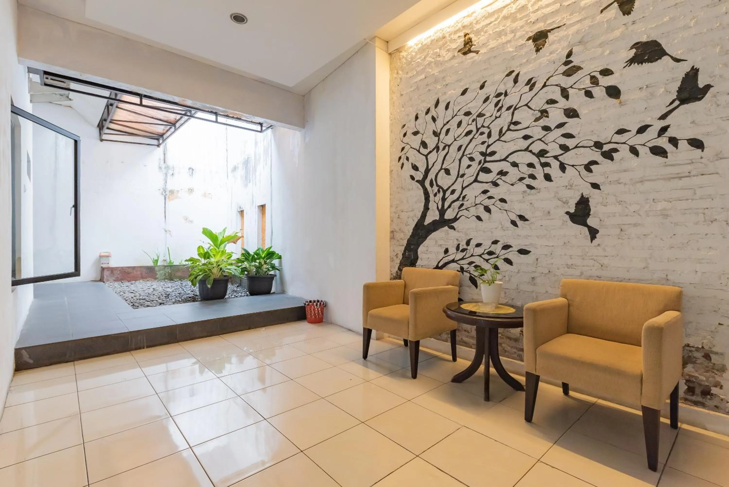 Seating area in RedDoorz near Taman Kota Lapang Merdeka Sukabumi